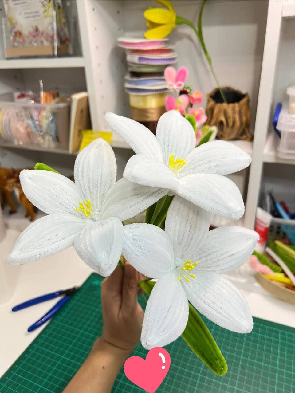 وردة تعيش وياك العمر كله! 🌸✨
​تريد تهدي هدية مميزة تبقى ذكرى وما تذبل؟
سويتلكم هاي الزهور المشغولة يدوياً بكل حب (Handmade) من أجود أنواع سيم القطيفة. ملمسها ناعم، ألوانها ثابتة، وتضيف لمسة جمالية لأي ركن بالبيت.
​✅ متوفرة بألوان وأشكال حسب الطلب (زنبق، توليب، جوري).
​✅ هدية مثالية لأعياد الميلاد، التخرج، أو عيد الحب.
​✅ التوصيل متوفر لكافة المحافظات.


**إذا كنت صاحب هذا الإعلان وتريد حذفه لأي سبب، رجاءا أرسل رسالة إلى الدعم الفني**