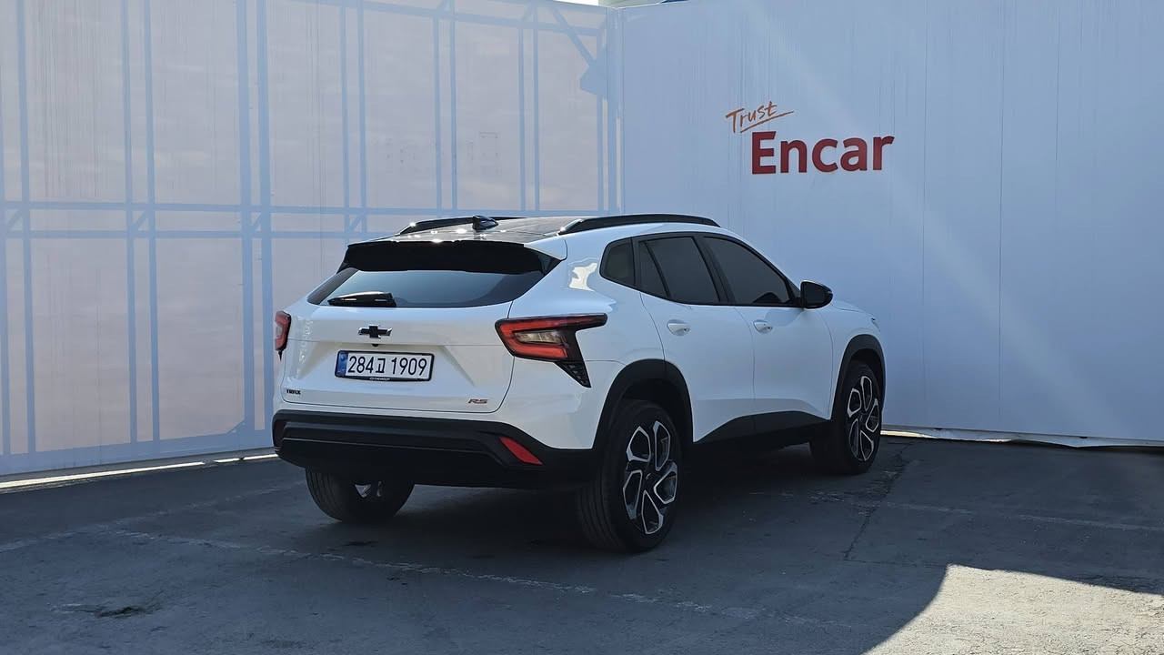 اعلى مواصفات بالتراكس 
موديل 2025 Rs لون ابيض قماره سوده تو كولر
محرك ٣ سلندر ١٢٠٠ توربو 
كير At ٦ سرعات
ماشيه ٧٥٠٠ كيلو
رقم فحص مؤقت دخول جديد منفيس باسمي تبديل جاملغ وباب عكس السايق بلاديات نفس اللون وصبغ جاملغ خلفي عكس السايق شواصي لغود مكفوله بجم كبس.
بصمه
كشن سايق كهرباء 
تبريد تدفئة كشنات امامية
كشنات جلد رياضي مع حامل اكواب خلفي
تدفئة ستيرن
قطعة تبريد خلفية
جنطه كهرباء
مري جانبي شفط ومرايا تعتيم الكتروني 
اشاره بالمري
لايتات فول لد امامي خلفي مع تحكم بارتفاع وانخفاض الايت الامامي مع لد نهاري
هاند بريك بصمه اوتو هولد
قفل الابواب التلقائي عند الابتعاد
ايقاف تشغيل المحرك التلقائي عند الابتعاد
شحن الهاتف لاسلكي مع منافذ شحن تايب سي امامي وخلفي
شاشة كبيره اندرويد اوتو كاربلي
شاشة عدادات سرعة دجتل
رادار تحديد مسار مثبت سرعة نقطة عمياء كاميرا دواره توقف ذاتي 
ويل كب رياضي ١٩ 
نافيكيشن زعنفه
دعم تطبيق شوفرليت تحكم عن طريق الهاتف
السيارة تترقم جميع المحافظات عدا اقليم كردستان
السيارة جام تضليل اسود لاصق 
للاستفسار
واتساب ***********
