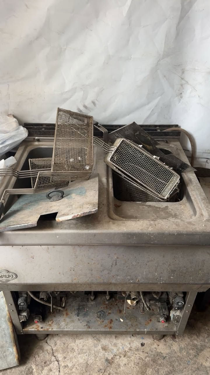 اغراض مطعم افران شوي ثنين طبقات وهواي غراض اكو كلها نضيفة ولاكن متروكة فقط تنغسل
كلها شغالة شرط ***********
