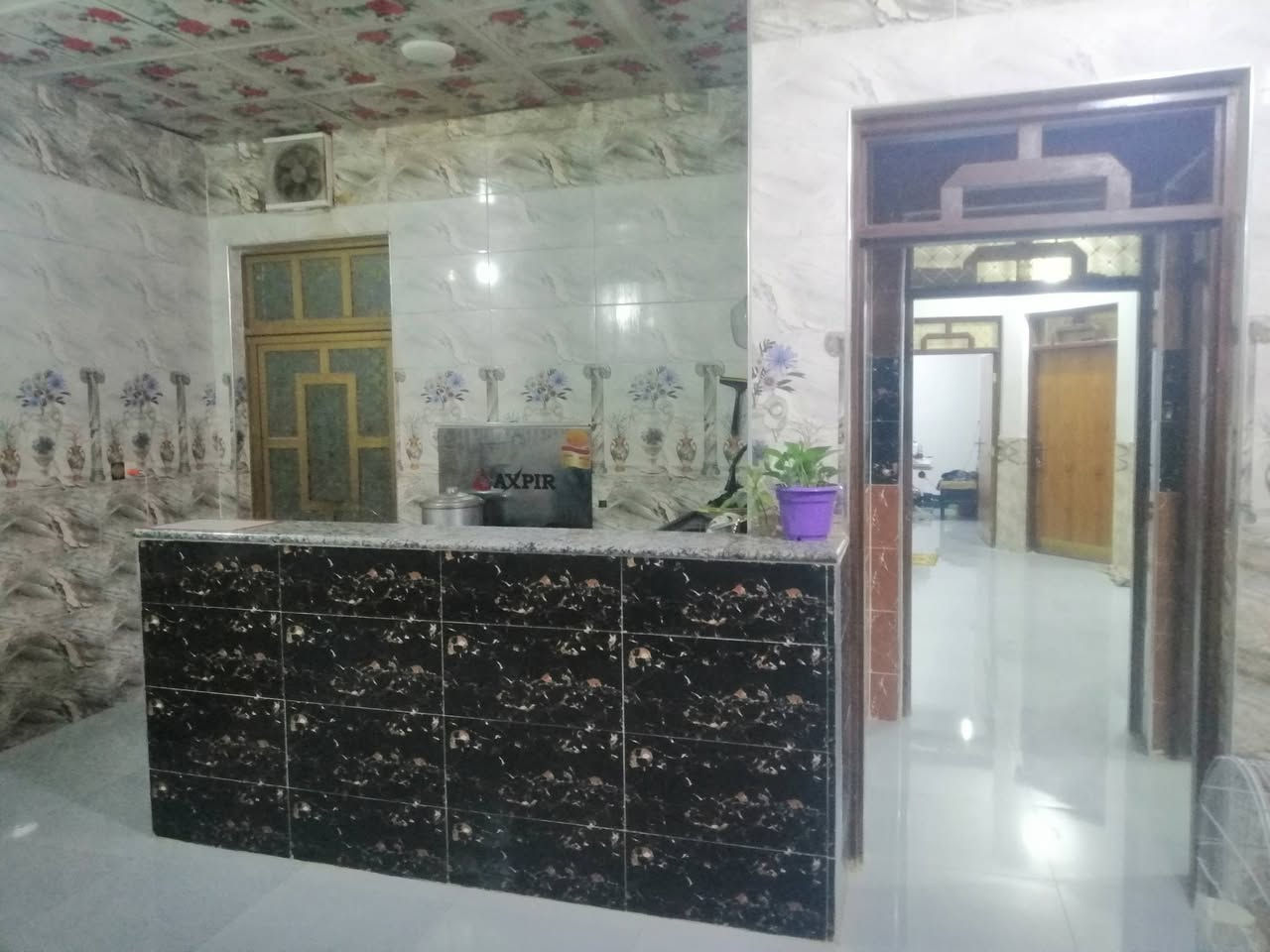بيت للبيع في الفلوجه حي الظباط الثالث قرب مركز التحدي شارع 20 بناء حديث درجه اولى طابوق يحتوي على ٢غرف نوم وصاله ومطبخ و ستقبال وحمامات وصحيات داخليه وخارجيه المساحه ٢٥٠ والسعر ١٥٧ مليون وبي مجال بسيط للاستفسار مراجعة مكتب القمه للعقار او الاتصال على الأرقام التاليه *********** ***********
