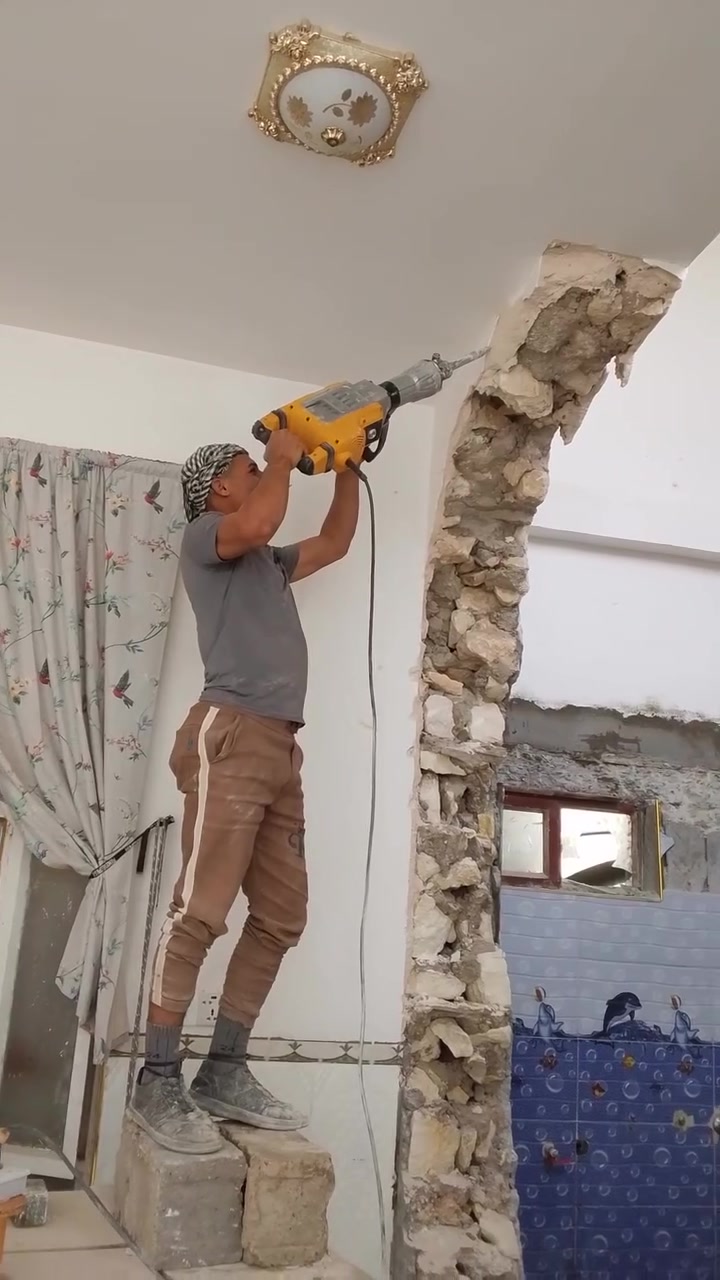سلام عليكم  / يوجد كادر عمل جاهز/ تصعيد مواد/ تنضيف بيوت/ تفليش/ تكشيط/ تنضيف حدائق/ دفن نهري  / شقلنه ليل ونهار   /ومعداتنه جاهز/ ماعليك بس تصال على رقم  /     *********** /
