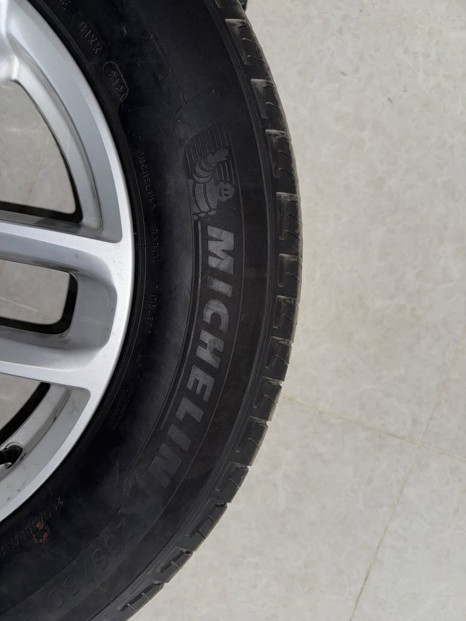 سلام عليكم
طايرات ويلات جيب لاريدو قياس 18
طايراط 1الف مايل ماشي عليها 
ماركة مالها MICHELIN 
ويلات حتة شخط مابي بيلادي 
***********
***********

