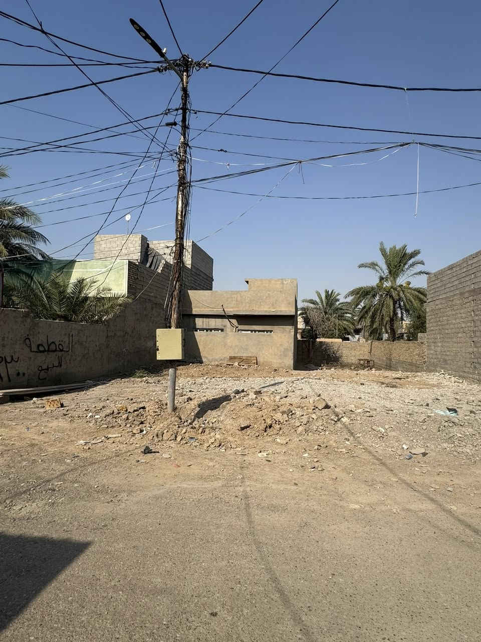 سلام عليكم قطعة للبيع المساحة300متر طابو زاعي سند 25 الموقع بعقوبة ام العضام شارع مدرسة البروج (تباع حسب الطلب) مطلة على الفرعين رقم الهاتف***********
