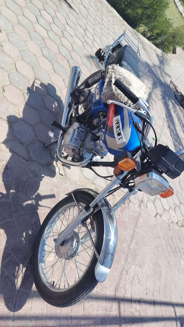 سلام عليكم دراجة للبيع موديل ٢٦ درجة شلعه تخبل أوراق كهربايات كلها شغاله درجة نضافه فول لايت عالي وناصي تأخذها وتكلي رحمة الله والديك ❤️ ***********؟
❤️🌹
