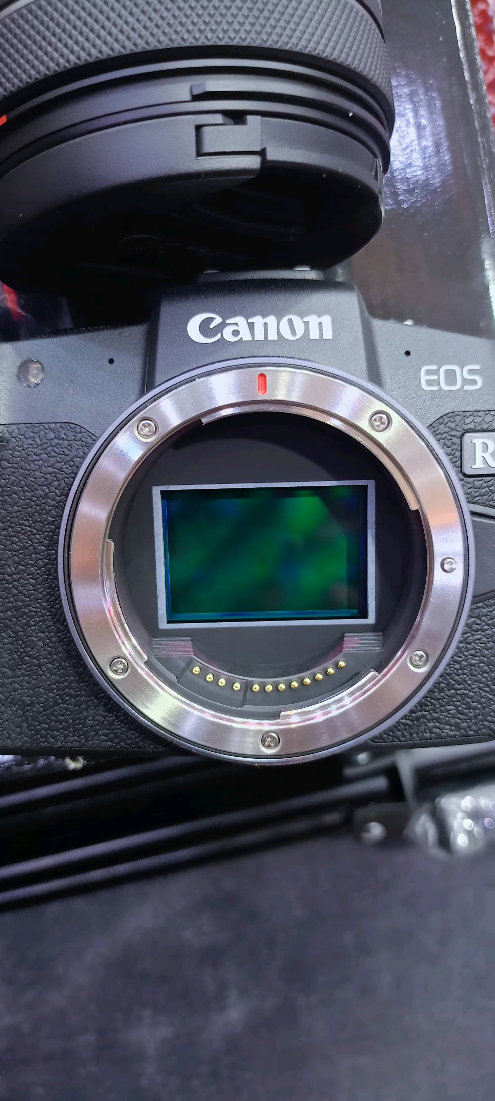 للبيع كاميرا Canon RP (الوحش الـ Full Frame) بحالة الوكالة، الكاميرا "اخت الجديدة" ونظافتها 100%.
​العدسة: الاصلية مال الكامرة  24-105mm (شغالة لكل شي: بورتريه، طبيعة، وفيديو).
​الشتر: صدمة! ما عابر الـ 1000 صورة فقط (يعني بعدها بورقها).
​النظافة: استخدام  قليل جداً، وبدون أي خدش.
​الباكيج كامل (يعني اشتري وبلش صور فوراً):
✅ رام 128GB أصلي وسريع.
✅ ستاند
✅ جنطة كانون الأصلية.
✅ حزام الكاميرا الأصلي.
✅ كافة الملحقات والكرتونة موجودة.
​باختصار: الكاميرا جاهزة، بس استلمها وبلش مشروعك الإعلامي
​📍 المكان: [البصرة/ القبلة / حي المهندسين/]
💰 السعر: [1,450,000] 
📞 للاستفسار:  [***********]