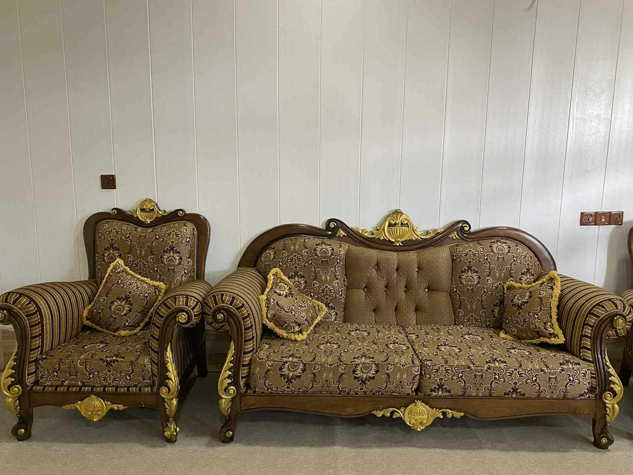 فرۆشتنی خێرا
ئەم تاقمە بۆ فرۆشتن                                                               چوار تاکی بچوک و دوو دانەی گەورە  ئەصلی دار گوێز  زۆر نوێ 
بێ شکان و دڕان ئیسفنجەکانی وەک خۆی ماوە
بۆ نرخ نامە بنێرە کە مشتەریت


**إذا كنت صاحب هذا الإعلان وتريد حذفه لأي سبب، رجاءا أرسل رسالة إلى الدعم الفني**