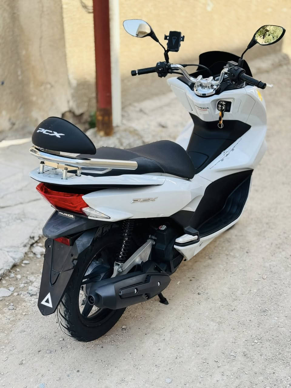 السلام عليكم. 
pcx جيل ثاني ياباني jf 
دراجه مكفوله عام. 
ماشيه 36. 
حساس ازدحام 
ستان كهربائي 
دراجه مكفوله من كلشي. 
***********. واتساب متواجد.
