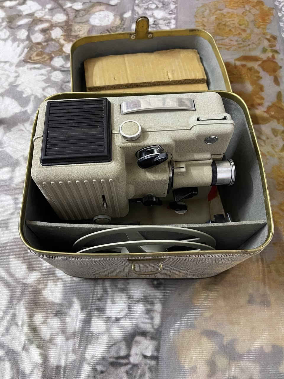 السلام عليكم شباب سينما شغالة  بيها نقص بس بكرة وحدة الوزن حوالي 5 كليو جديدة غير مستخدمة صنع قديم جدا السعر 60 الف العنوان بغداد 
رقم ***********
