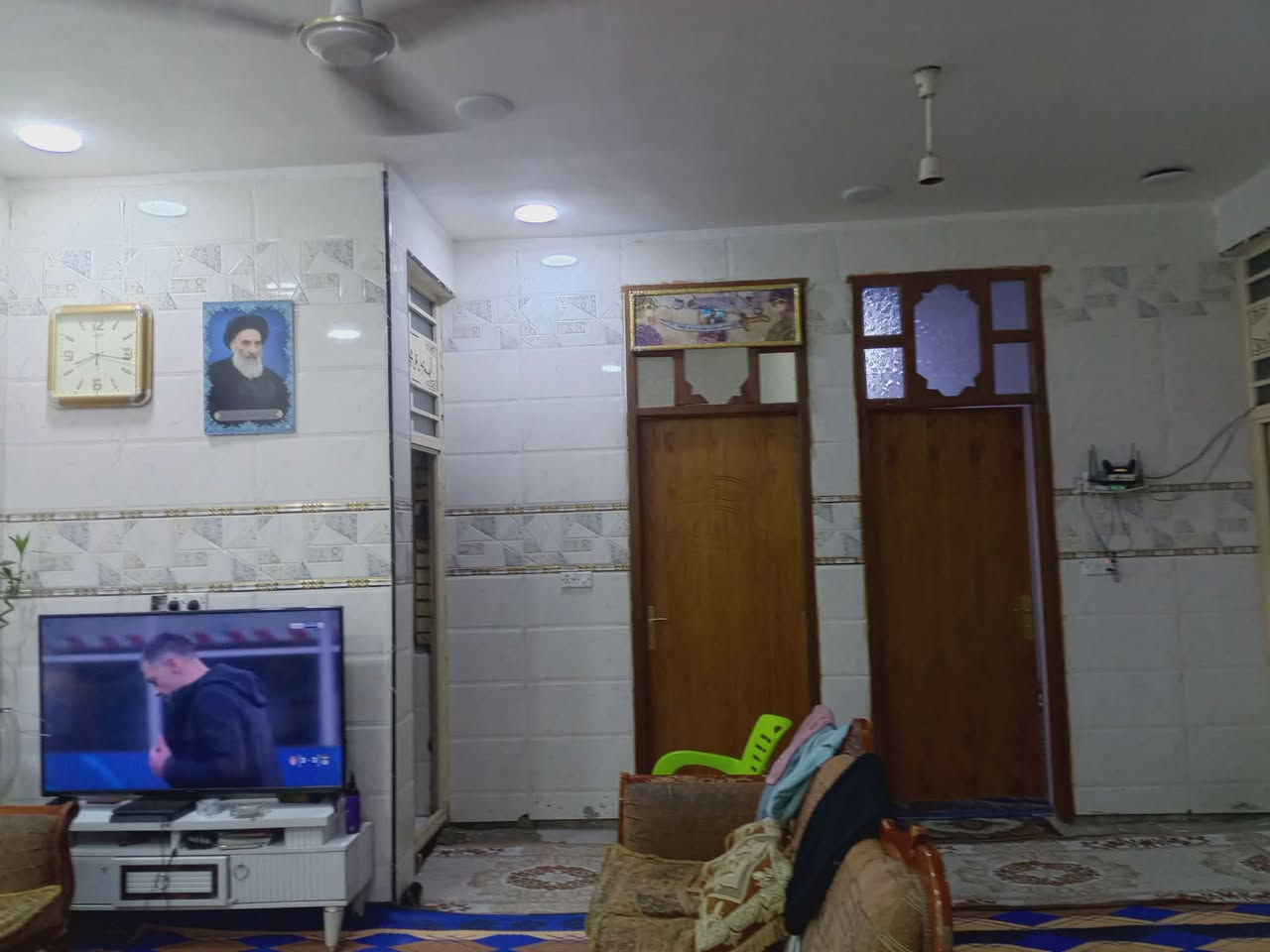 دار للبيع ، بناء حديث 2026 
المساحة 144 متر 
الطابق الاول ( استقبال + صالة + 2 غرف نوم + 2 مناور ) 
الطابق الثاني ( صالة + 4 غرف نوم ) 
الصحيات 4 
البيت نقص كاشي و شتايكر ومحجر 
الموقع : قطاع 15 ع شارع الفلاح 
للاستفسار *********** اتصال او واتساب
