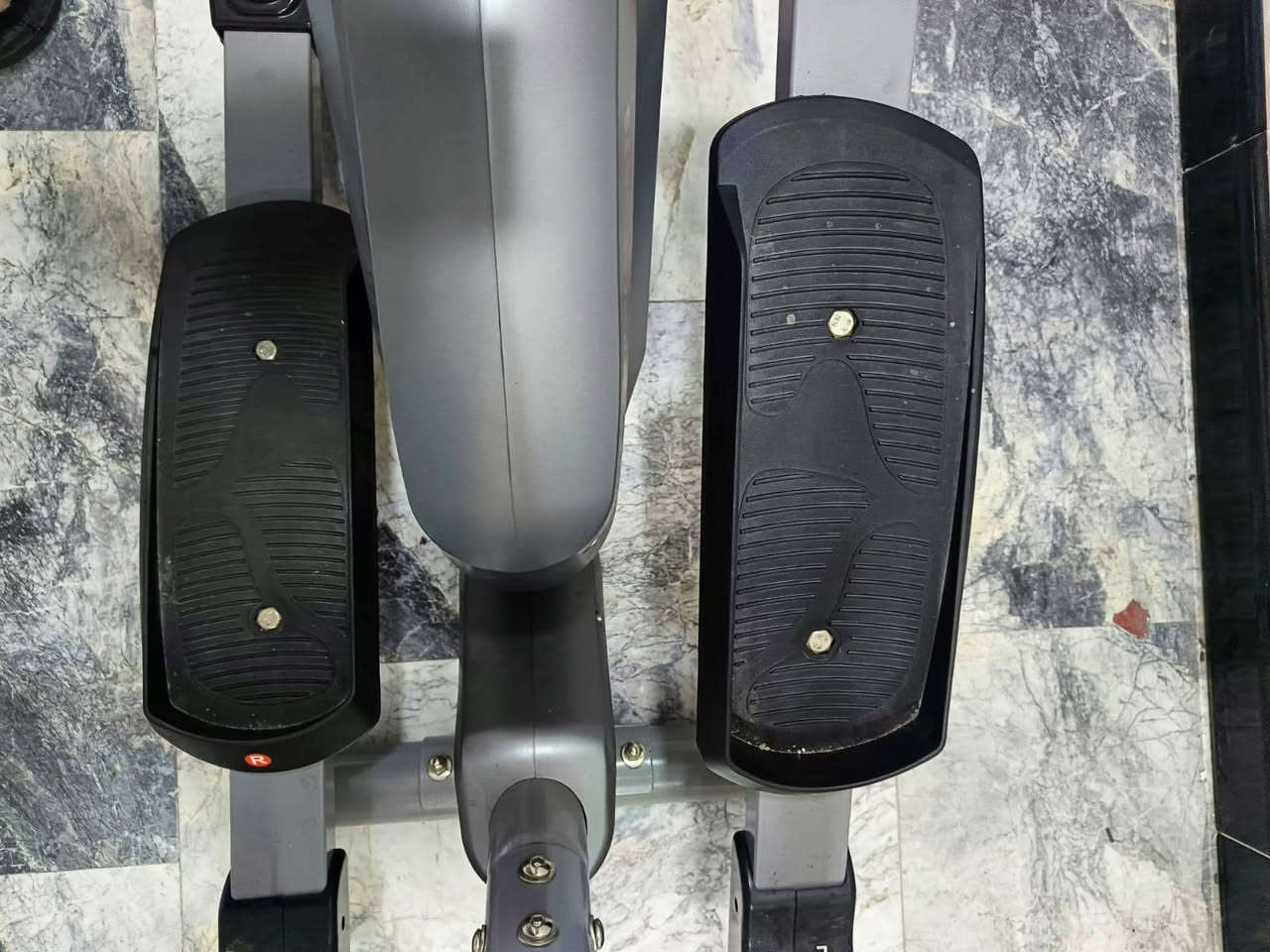 جهاز أوربتراك / إليبتكال (Elliptical Trainer)
هو جهاز كارديو يجمع بين المشي + الجري + صعود الدرج بدون ضغط قوي على المفاصل.
المواصفات الظاهرة من الصورة (تقريبية):
النوع: إليبتكال منزلي
نظام المقاومة: مغناطيسي (هادئ ومناسب للغرفة)
شاشة عرض رقمية:
الوقت
السرعة
المسافة
السعرات الحرارية
نبض القلب (إن وُجد حساس في المقابض)
مقابض متحركة وثابتة لتمرين الجزء العلوي والسفلي
دواسات واسعة مانعة للانزلاق
مقعد قابل للتعديل (ميزة غير موجودة في كل أجهزة الإليبتكال)
مناسب للمساحات الصغيرة مثل غرفة النوم
تشغيل صامت نسبيًا
تحمل وزن المستخدم: غالبًا بين 100 – 130 كغم (حسب الموديل)
فوائده:
حرق دهون
تقوية القلب
شد الجسم كامل
مناسب للركبة والمفاصل
ممتاز للاستخدام المنزلي اليومي

ملاحظه الجهاز جديد اشتريته قبل اسبوع بس ماكو واهس للرياضه وعرضته للبيع 
السعر 350الف
المكان بغداد
للأستفسار مراسله او اتصال واتساب ***********
