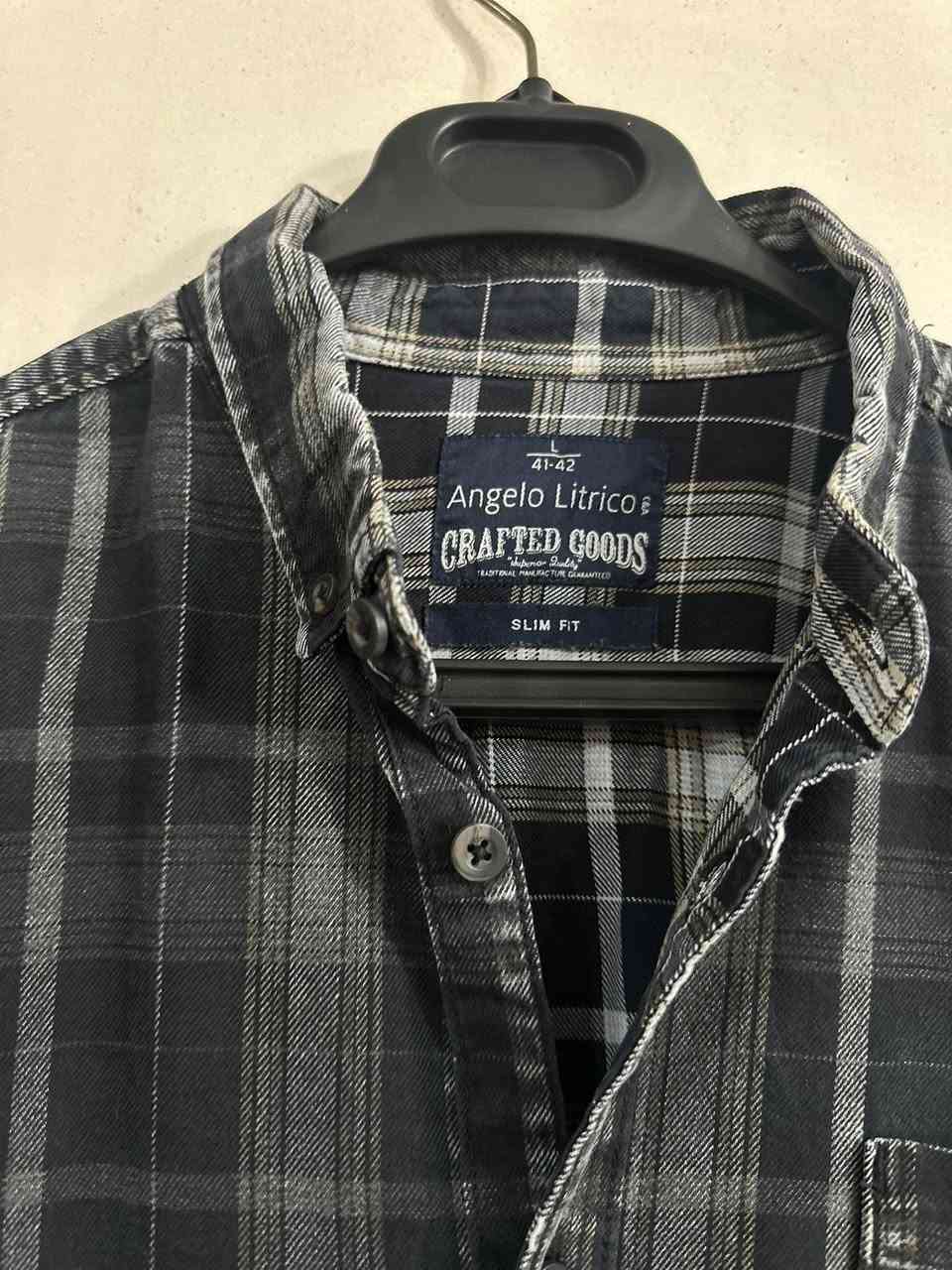 � قميص أوروبي مميز 🔹
قميص أنيق بجودة عالية، مناسب للّبس اليومي والمناسبات الخفيفة.
يتميّز بلونه السمائي الهادئ الذي يعطي إطلالة راقية وعصرية.

📌 المواصفات:
• القياس: L
• اللون: رصاصي واسود مربعات 
• الخامة: بهاري ناعمة ومريحة
• النظافة: 100% (بحالة ممتازة)

💰 السعر: 10 فقط

خيار ممتاز لمن يبحث عن الأناقة بسعر مناسب 🌟


**إذا كنت صاحب هذا الإعلان وتريد حذفه لأي سبب، رجاءا أرسل رسالة إلى الدعم الفني**