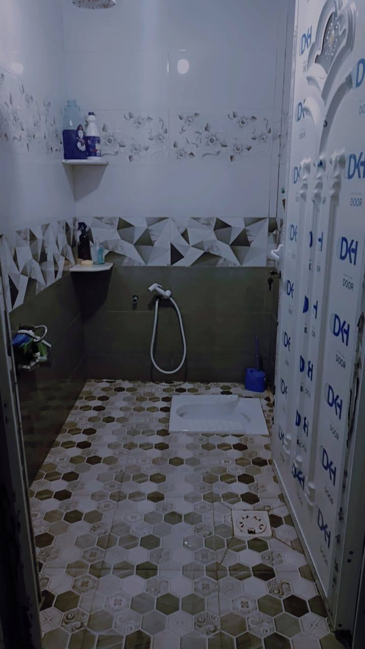 سلام عليكم بيت زراعي 200م طابوق صب كونكريت رباط كامل باقيه بس البتونه بالشموع بنزلت شارع 30قريب علئ ملعب الخماسي عرض الشارع 10متر. ماء كهرباء محوله بابه السعر 145وبيه مجال  الرقم *********** ***********
