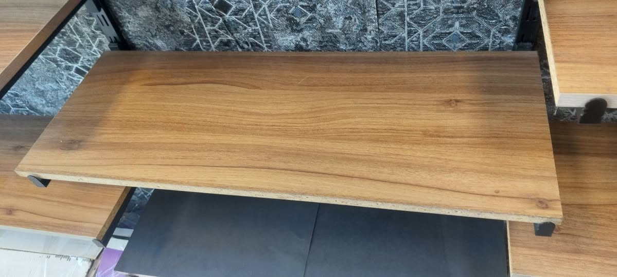 رفوف خشبيه مقطعه 
مع سجج والسلايت  الي يلزمهن
ابعاد قطعه خشب 80×30
العدد

الحديد تلزمه خشب عدد90
الخشبه عدد42
سلاياتت عدد 10
مثل مشوفون كدامك نضيف بس وصخ حت نكون صريحين
من اخير بدون تعامل والسعر ثابت 
سعرهن 125
للتواصل
***********
