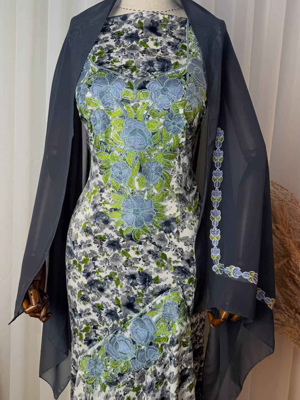 مخور حرير هندي 
كبس حراري وتطريز يدوي 
طول القطعه ٣ مترات ونص 
والردن مشغوله ايضا مع شال 
باقي القطع داخل الصفحة


**إذا كنت صاحب هذا الإعلان وتريد حذفه لأي سبب، رجاءا أرسل رسالة إلى الدعم الفني**