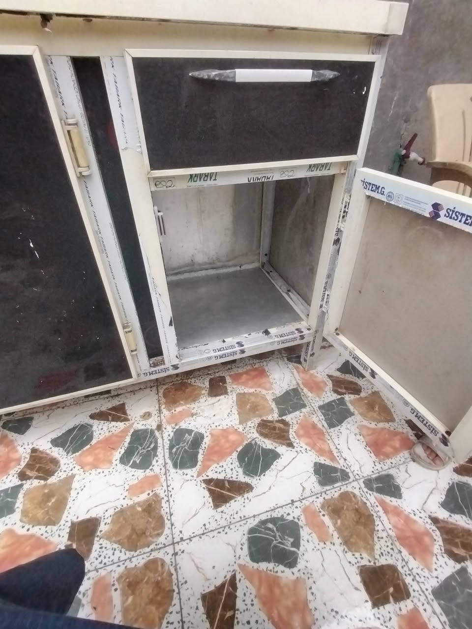 سلام عليكم كاونتر متر او نص قطعتين كلش نضيف السعر 150 (***********)
