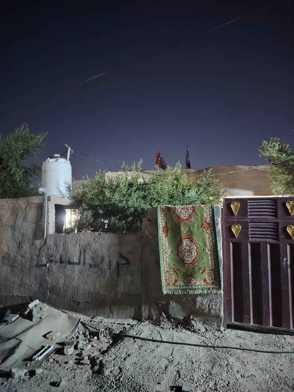 سلام عليكم بيت 350متر كامل بس الغرف يرادلهن تصليحات ول ديوان اليوم يكمل موجود واتساب ***********
 بيت الثاني  130. كامل بس الصحيات ترتيب كامل سيراميك وبياض كامل   الرقم ***********
العنوان الشعله الدوانم قريت السواعد قريب علا شارع 100
