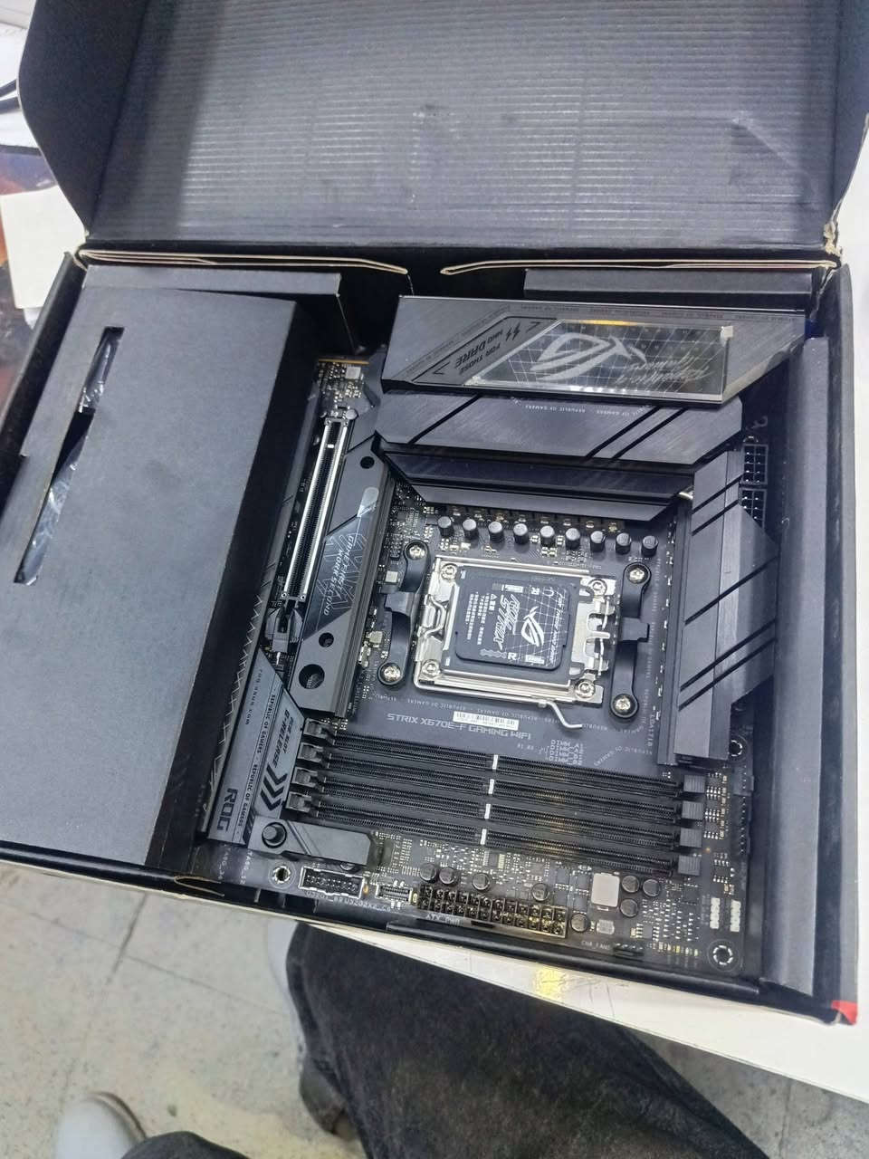 للبيع جديد غير مستخدم rog x670E 
لتواصل ***********

