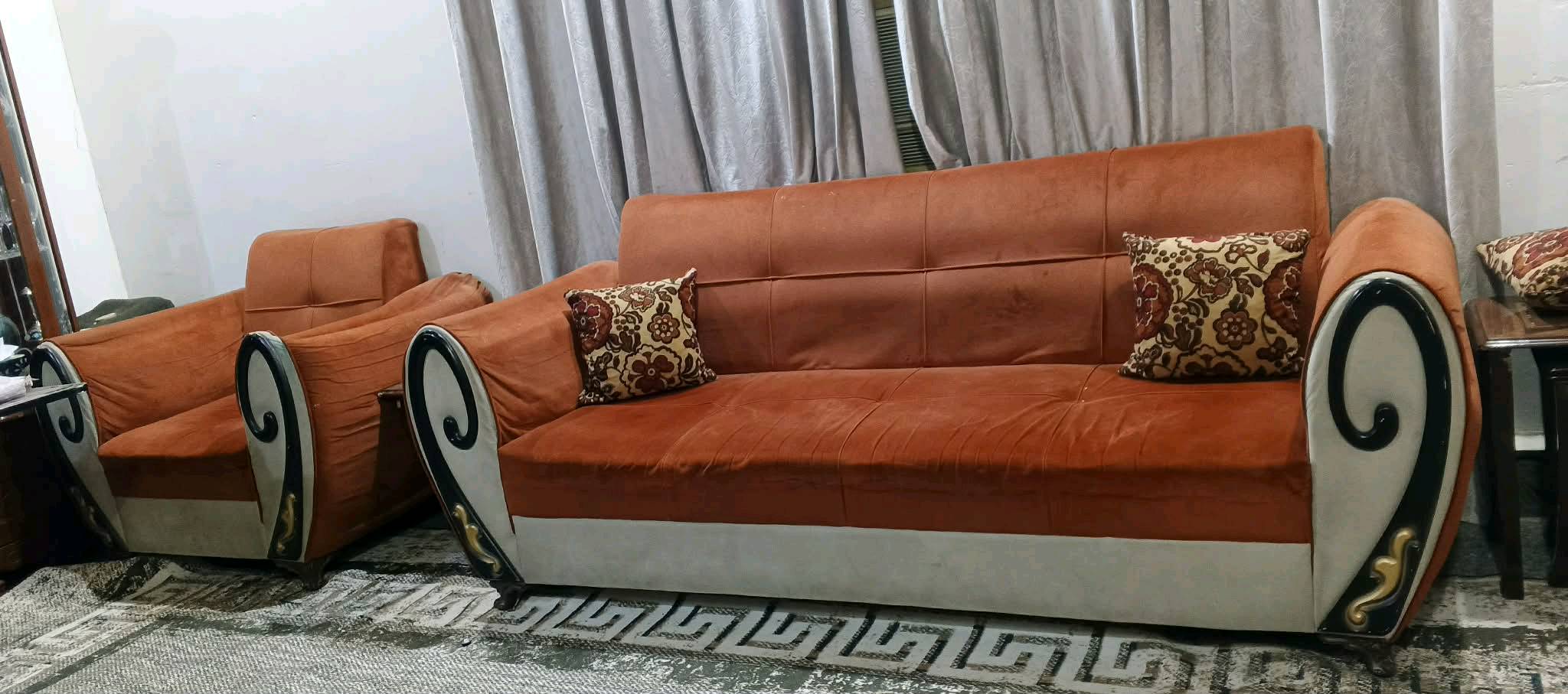 أعرض للبيع طقم صالون قماش مخمل برتقالي يتكون من كنبة كبيرة وكنبتين صغيرتين. التصميم أنيق وجذاب والانارة تضيف لمسة مميزة. الطاولات والتلفاز غير مشمولة في البيع. يعتبر خيار ممتاز لغرفة المعيشة أو استقبال الضيوف. الطقم مريح جداً وحالته جيدة جدا مع وجود بعض الاستخدام الطفيف. السعر مغري وقابل للتفاوض.