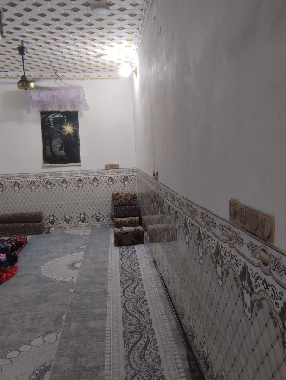 بيت للبيع على طريق المشايه عد البوعظم جاهز 3 غرف وديوانيه ومطبخ وحمامات داخليه وخارجيه ومحل داخل البيت يبعد عن الشارع العام ،،٦٠ 
متر ماء مجاري كهرباء تبليط بلباب مدرسه بلباب  بس غرفه مامعكوده المساحه ٢٠٠ متر استفسار على الرقم ***********
