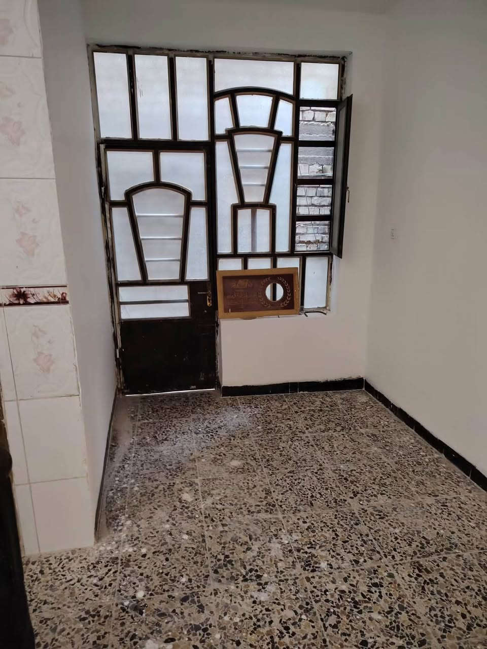 دار للبيع مساحة ١٠٠م الجبهه١٠م طابق واحد بناء طابوق ملك زراعي استقبال كبير اغرفه واحده مطبخ صحيات مع بيتونه السطح شتايكر الموقع كميره بداية قرية حجي صبر للاتصال *********** واتساب ***********
