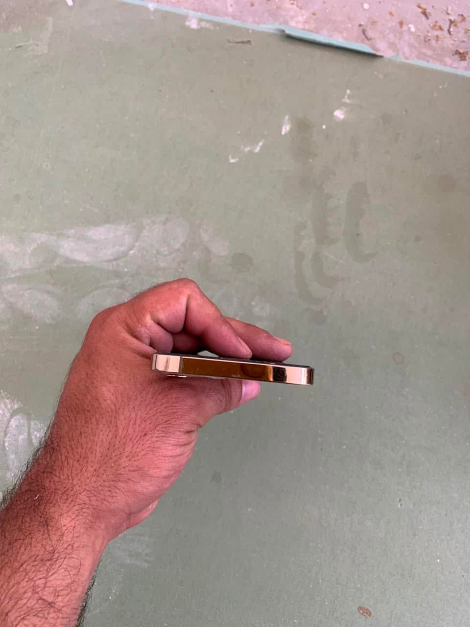 ايفون 12 pro 
ذاكره ٢٥٦ 
بطاريه مبدله نسبتها حاليا ٨٤ 
بي فطر كلش بسيط بالضهر مينذكر اصلا 
سعر ٣٧٥ 
***********
مكاني بغداد حي العامل
