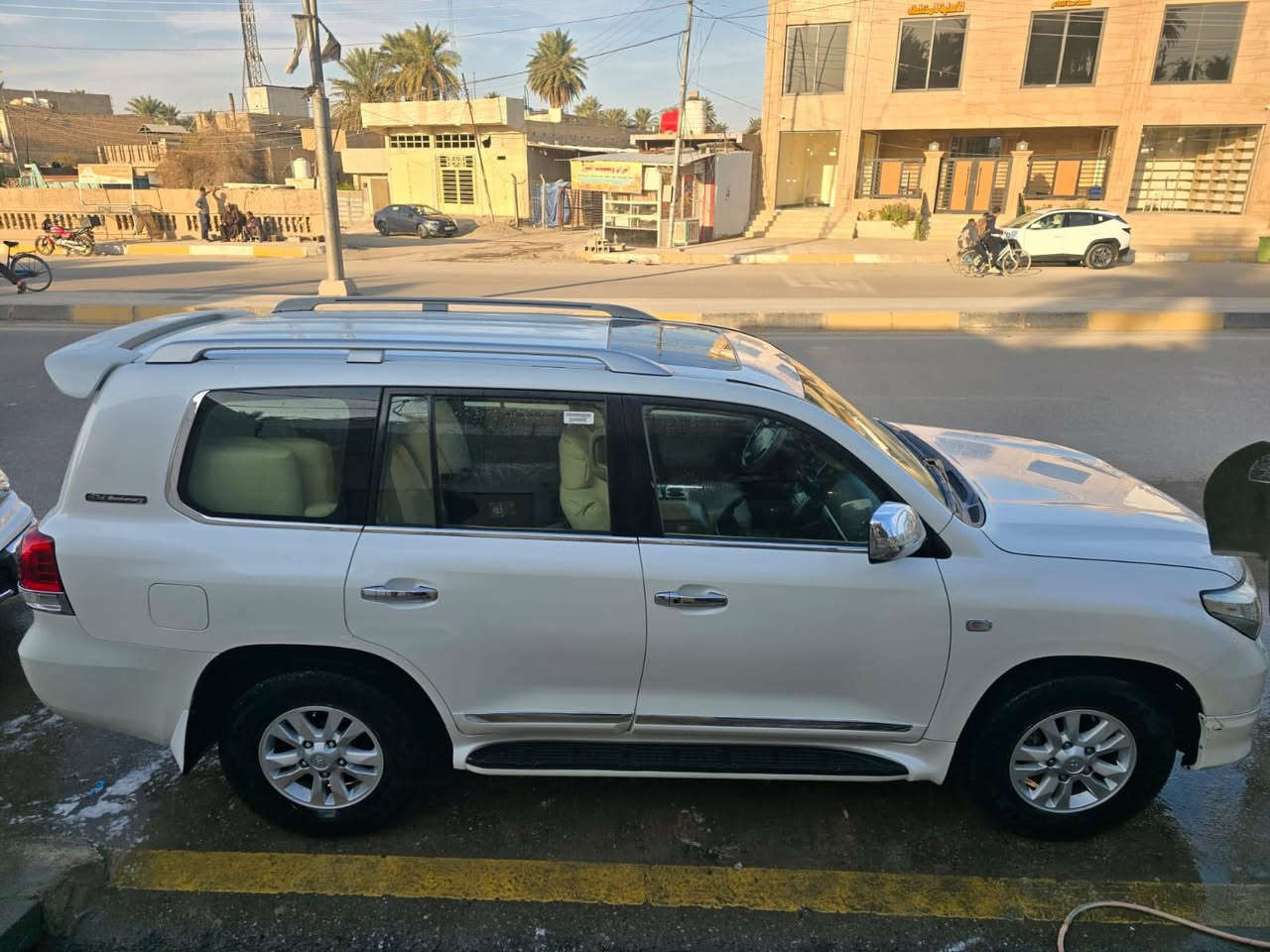 السلام عليكم
لاندكروز ستينية موديل 2011 فول مواصفات 
مكفوله من الصبغ والتبديل عدا شخط مسوي بكارت
ماشيه 185 
كير مكينه صدر تاير كله جديد 
مكان السياره ديالى 
للاستفسار ***********
السعر 320
