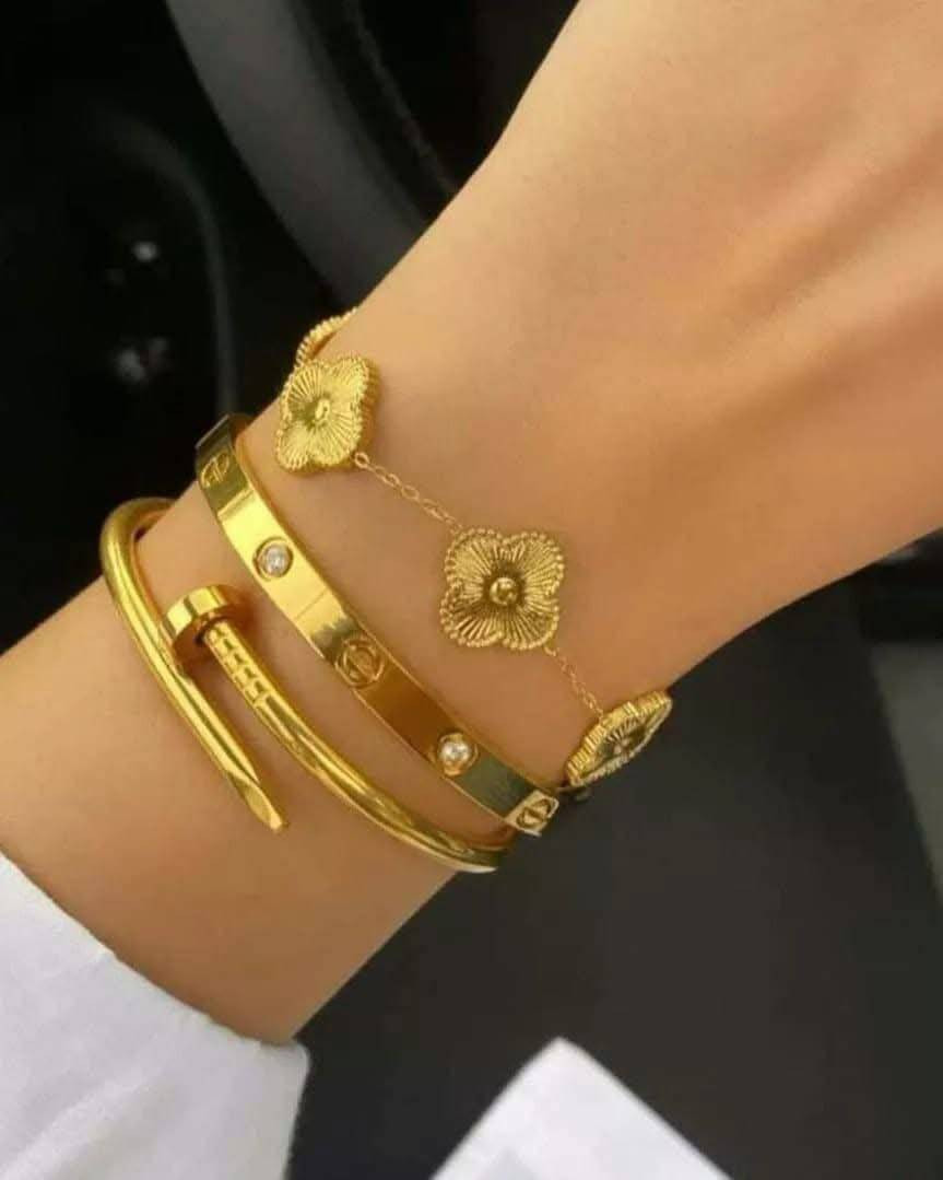 تشكيلة من أفخم السوارات الرائجة 🔠🔠🔠

سيت متكون من 3 قطع . مسمار . فان كليف . كارتير . 💫💫💫

🌟كوالتي ممتاز أصلي ✔️
🌟طلاء ثابت بجودة عالية 💯
🌟غير قابل للصدأ ✔️ 
🌟مصمم بلمسة جاذبية 😍 
🌟تألقي بسحر جاذبية التصميم المميز 💕
🌟متوفر باللون الذهبي💛
🌟هدية رائعة لإحبابك 💍 

‼️ 

🚘يوجد خدمة توصيل لجميع محافظات العراق


**إذا كنت صاحب هذا الإعلان وتريد حذفه لأي سبب، رجاءا أرسل رسالة إلى الدعم الفني**