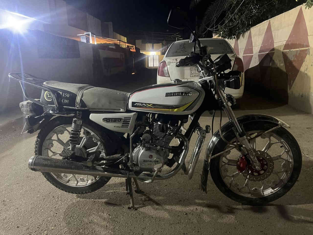 سلام عليكم دراجة مديل 2024 
أيراني حلوة نضيفة بصمة وسويچ 
دراجة محركها ناعم وحلو وممفتوح 
السعر 650 وبيها مجال بسيط 
***********
