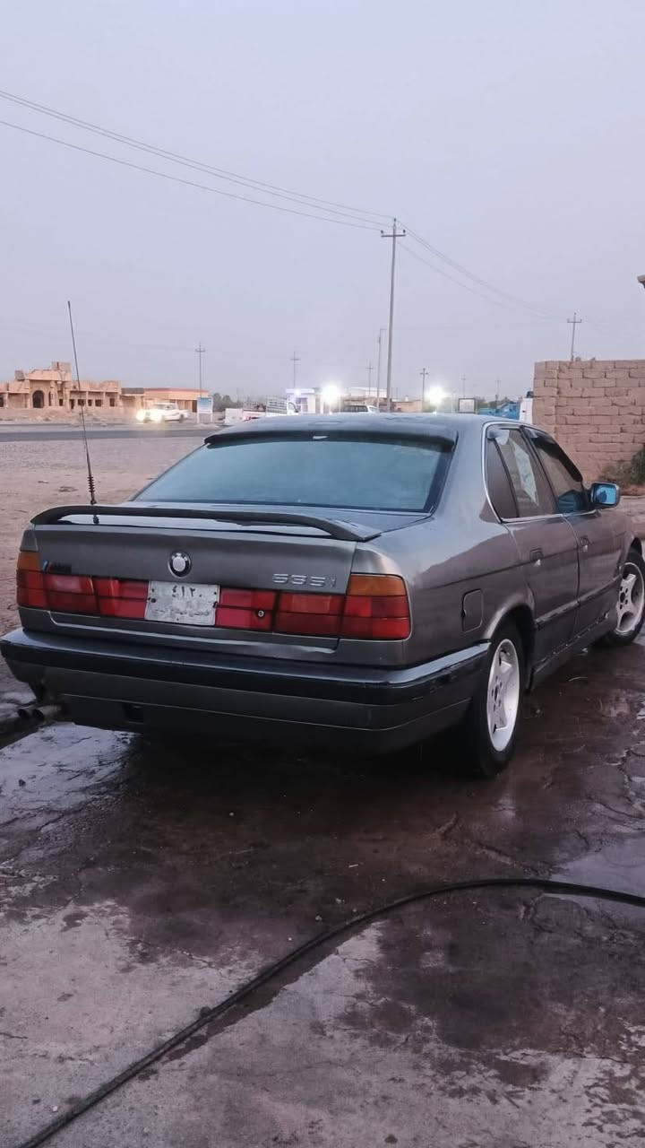 السلام عليكم بي ام535 موديل93 كير محرك فول تبريد بس الغاز كيجات شغالة رون كيلو متر حماوة طوافة تخم تاير نضيف درايم شفت الخلفي واحد بي تعب مصبوغه جديد داخل جديد مسجل جوم كله شغالة سنتر لوك ويل نجمه رقم فحص صلاح الدين مدفوع كمرك سنويه ضايعه بيه واجه وبيه كتاب محكمه بيع او مراوس مكان بيجي***********
