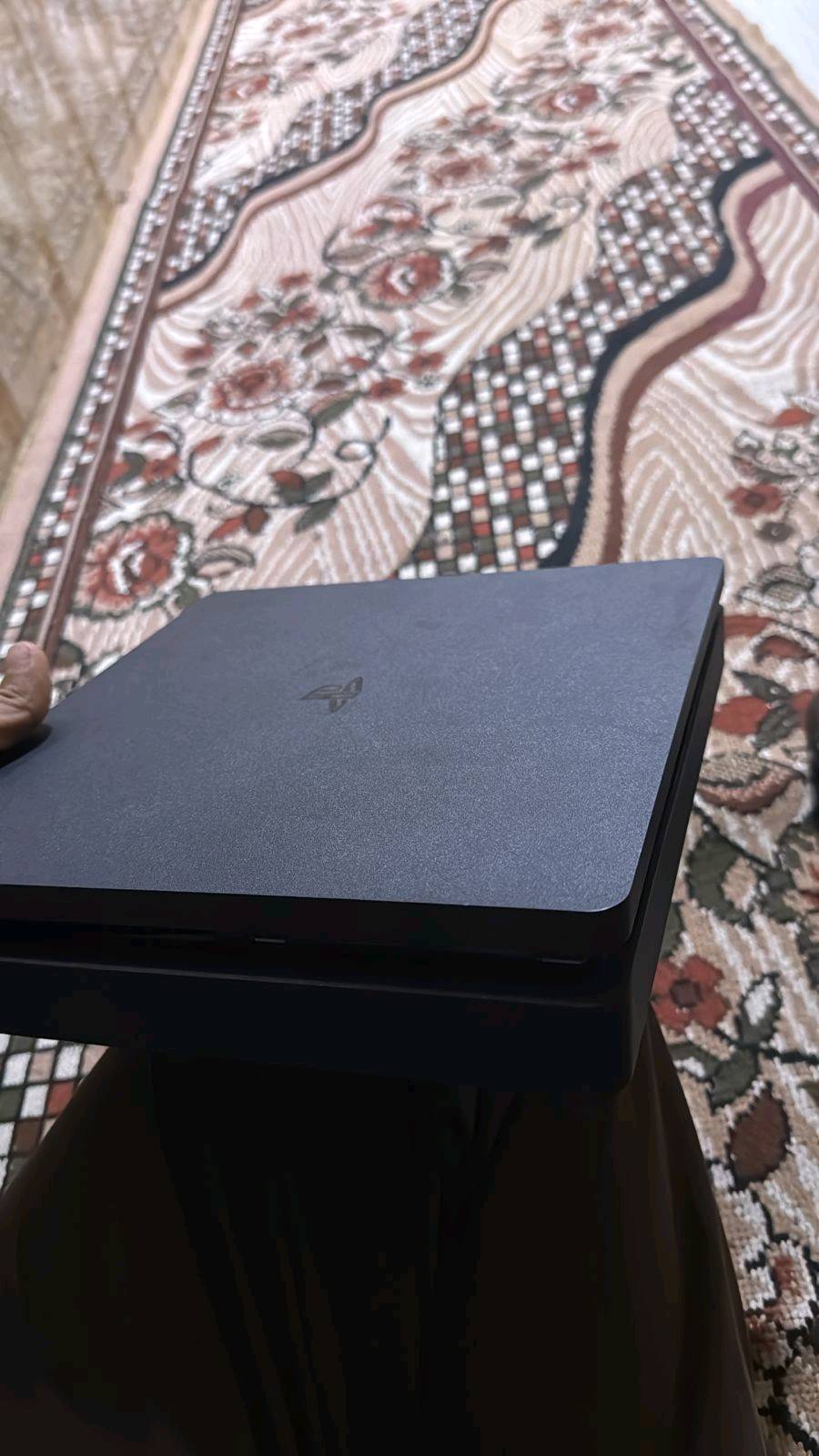 بلي 4 سلم نضافة 100/100 تجي تشوف مكفول من شخط مستعمل بس يومين فقط بي معة جوستك عدد 2 وحدة بالة وحدة تجاري أقراص عدد 2 جيتي اي وفيفة 19 مبرد شاحنة نفس الوقت العاب منزل بي بيس 26 وكلفديوتي و سيارات سعر 280 وبي مجال الاستفسار واتساب *********** مكان بصرة