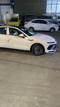 سوناتا موديل ٢٠٢٤ هايبرد خليجي ماشيه ٤٠ الف كيلو  فول سعر ٢٣٥ وبيها مج...