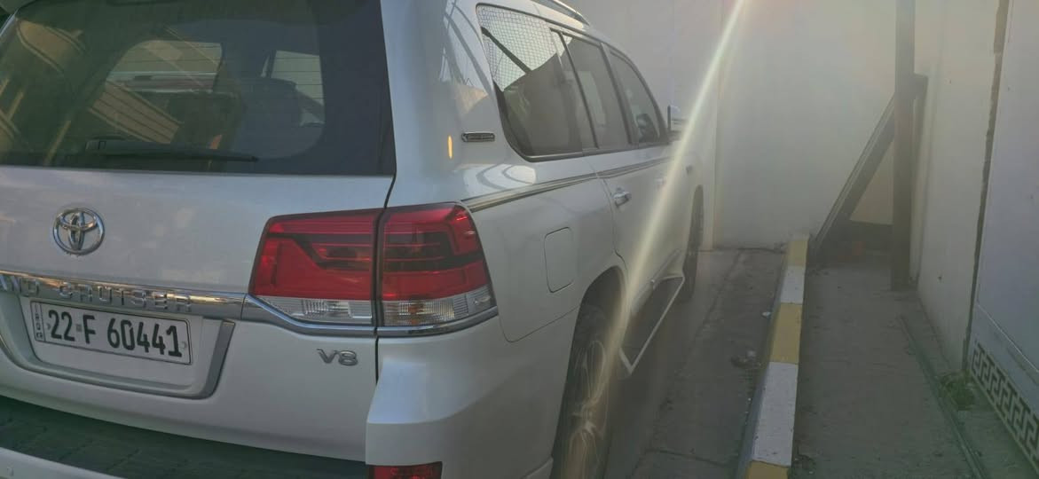 السلام عليكم
لاندكروز GXR موديل 2021  شركات موجيهان 
8سلندر  ماشية 120الف كيلومتر  بيها شخوط بالصفحه
مبينه بالصور  موقع سيارة بحي الجامعة سعر 55الف دولار
وبيها مجال بسيط
وهذا رقم تلفون :***********
