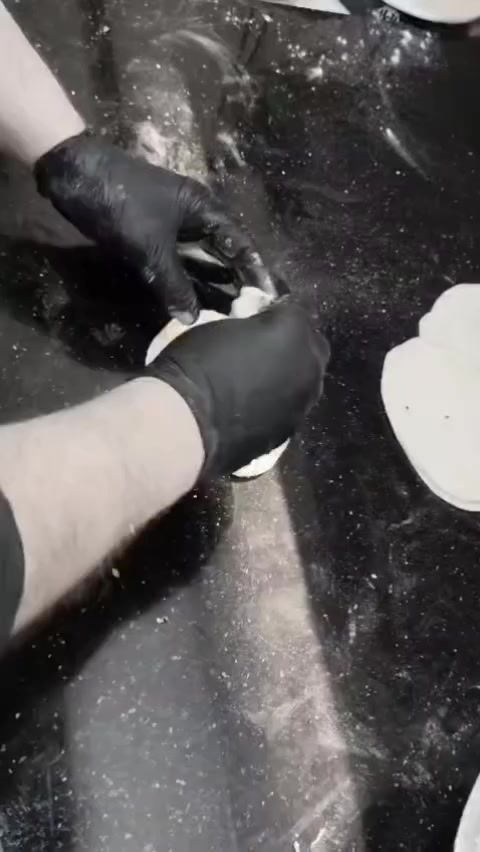 السلام عليكم يوجد شيف معجنات  وفطائر مناقيش وبيتزا ولحم بعجين وخبز منفوخ درجة اولى خبرة 30 سنه في مجال عمله بروفشنال مع شهادة من المهن المحترفين  ومختص فيها قوي جدا هذا البوست للاصحاب المشريع يلي حابب يفتح هذا المشروع انفتحلو ياها طبعن  هذا نموذج بعض اعماله ضمن بغداد  يتضمن عليك عزيزي  تواجد المكان الصحيح حتى تتمكن من العمل ويلي حابب يتعلمها موجود دورة  مدتها شهر يلي حابب يتعلمها والتكلفة الدورة محسومة 
وبنفس الوقت يوجد كوادر من كل المجالات والأقسام  شباب وبنات طبعن ضمن بغداد ومحافظات 
للتواصل عبرا الاتصال مباشر او خاص 
***********
