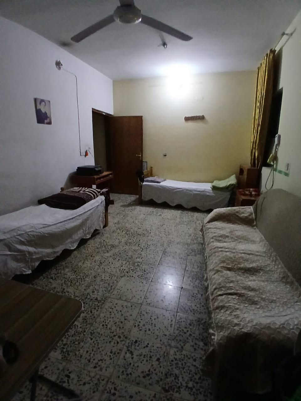 السلام عليكم
بيت ركن للبيع مساحة ١٠٠ متر مربع  المكان ام الكبر قرب جامع الفردوس مقابيل مركز الشرطة الجديد قريب جدا على الشارع العام 

تفاصيل البيت / الطابق الاول كراج- استقبال - حولي - مطبخ مستقل - غرفتين نوم بالطابق الارضي - حمام داخلي وصحيات خارجية 

الطابق الثاني / حولي - حمام - غرفة نوم كبيرة على عرض الغرفتين - سطح يرهم لبناء غرفتين 

ملاحظة  البيت يصلح ان يكون مشتملات عدد اثنين 

***********

واتساب متوفر
