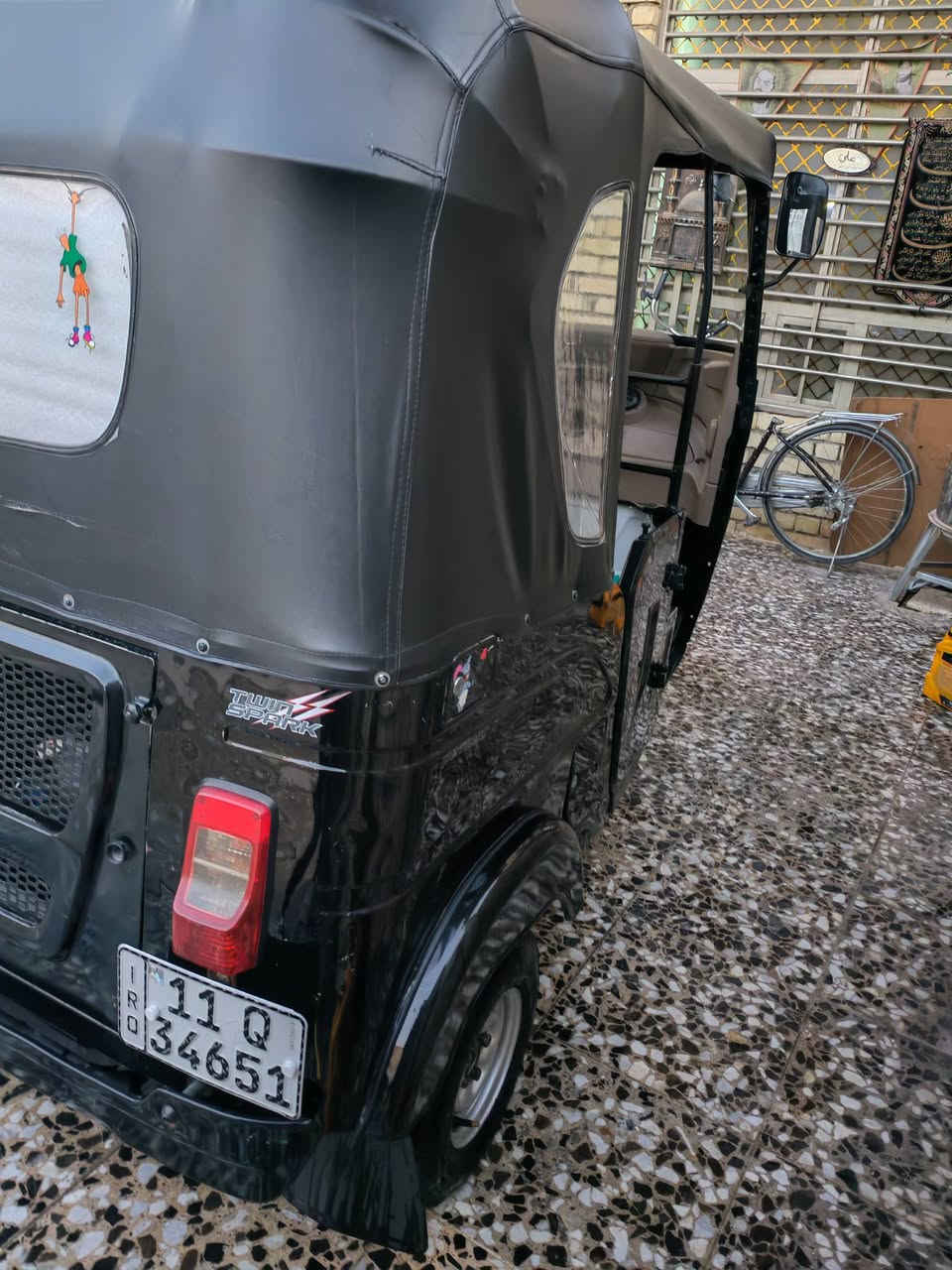 السلام عليكم.. 
تكتك موديل ٢٢ سوده مرقمه بغداد بااسمي لوحاتها طالعه وبيها هزه  للبيع كامله عله اخر حبايه مابيها نقص ابد برغي واحد مابيها نقص بوجهك للشارع كله جديد تكتك مكفوله ماعده صبغ بيها فوك جاملغ الخلفي منزله بل فيديو 
مكاني الدوره للاستفسار الاتصال ***********
