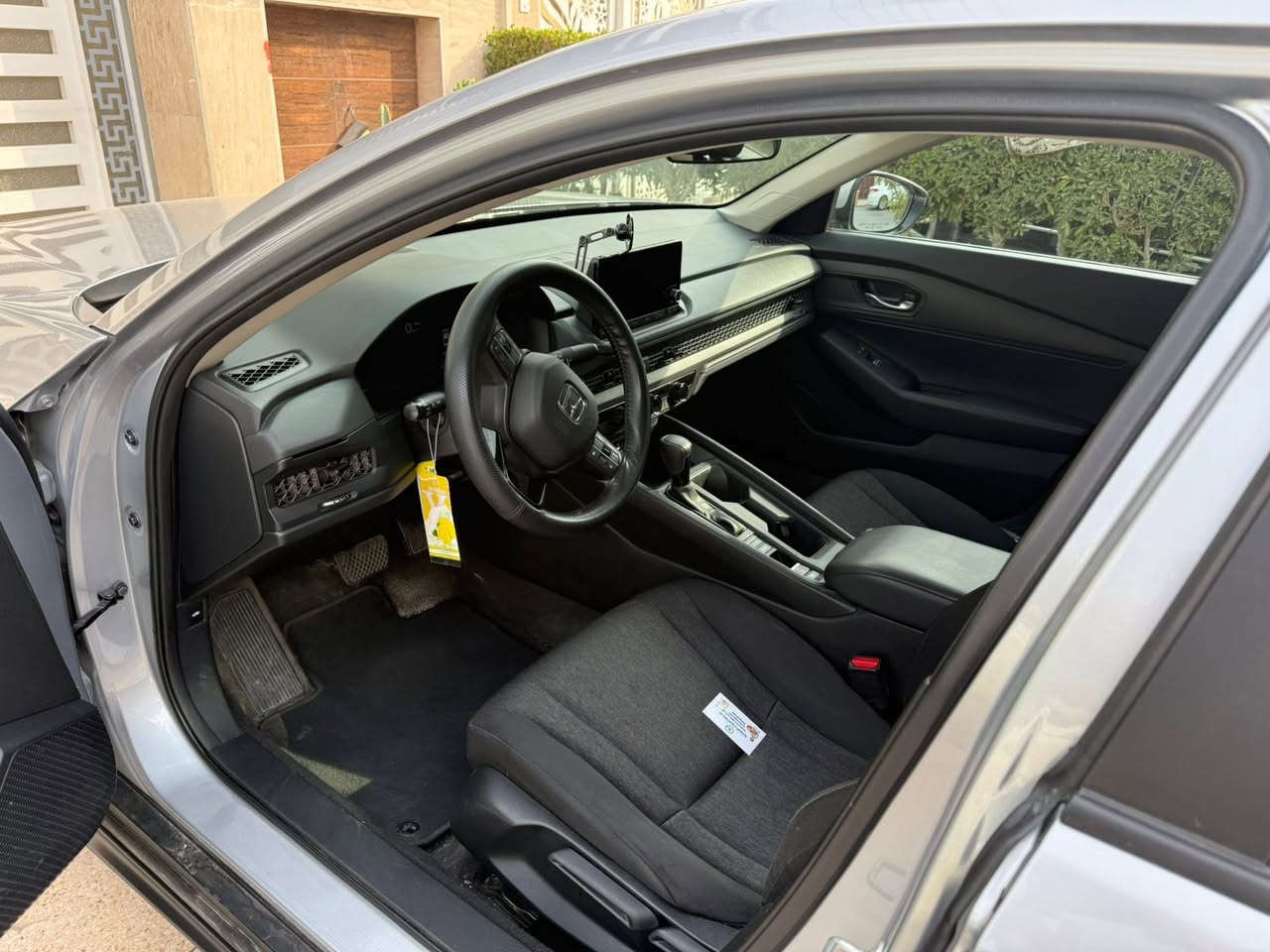 السلام عليكم هوندا اكورد بانزين 2023 سياره جاهزه ماببها اي نقص بدون ايرباك حادث خلفي جاملغات راجعه بارد وفقط قبغ جنطه مبدل ومصبوغ. سياره رقم بغداد فئه lx ماشيه 29 m سعر 170 وبيها مجال 
مكان سياره بغداد حي جامعه 
هاتف ***********
