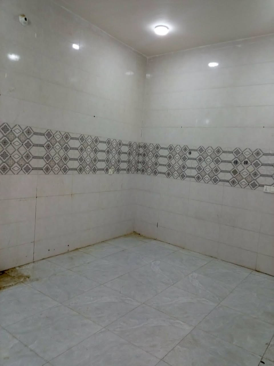 دار سكنية للإيجار

📍 الموقع: حي العسكري الثاني، قرب المستوصف الصحي.

📐 المساحة: 200 متر.

🏡 الوصف: بناء حديث، يحتوي على غرفتي نوم، وصالة، ومطبخ، واستقبال، وطارمة، ومجموعة صحية داخلية وأخرى خارجية.

***********
