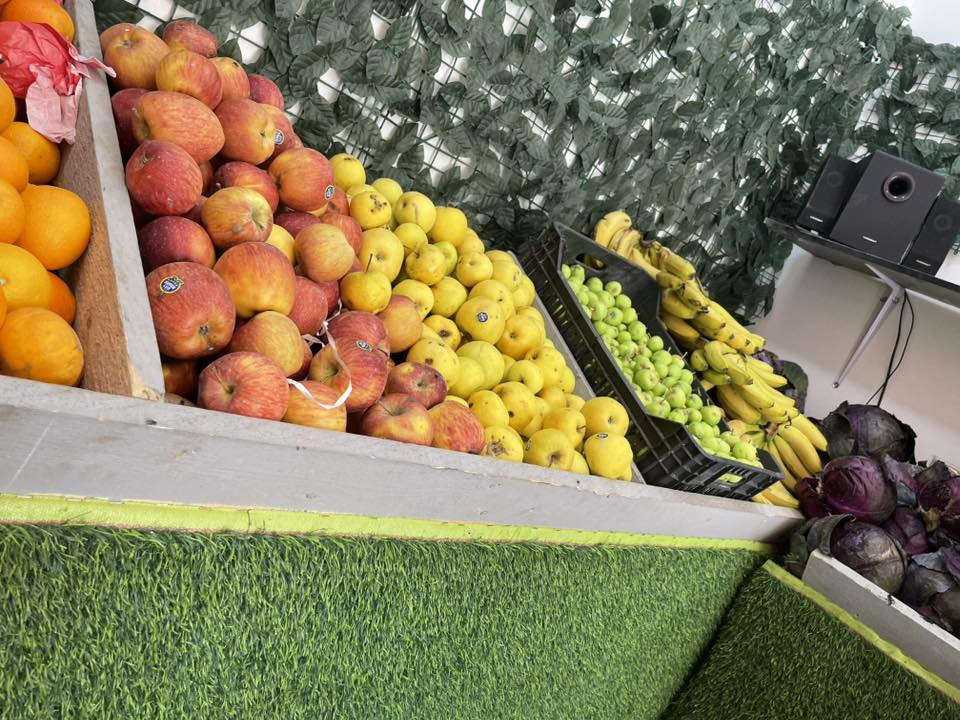 السلام عليكم 
محل مخضر للبيع ميوزة عدد 3 كل ميز 3 متر 
اجار محل 125 عنوان كريعات الزراعي 
***********
