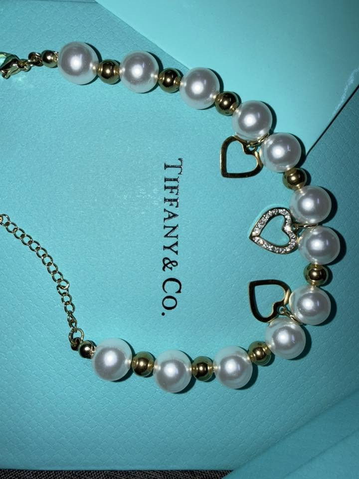 ✨ للبيع سوار أنيق بتصميم فاخر من TIFFANY✨
سوار مميز بتصميم اللؤلؤ الأبيض مع تفاصيل القلوب الذهبية الراقية، يمنح إطلالة ناعمة وفخمة تناسب جميع المناسبات. بحالة ممتازة ويأتي مع العلبة والتغليف الظاهر في الصور.

💎 تصميم أنثوي جذاب
💎 مناسب للهدايا والمناسبات الخاص


**إذا كنت صاحب هذا الإعلان وتريد حذفه لأي سبب، رجاءا أرسل رسالة إلى الدعم الفني**
