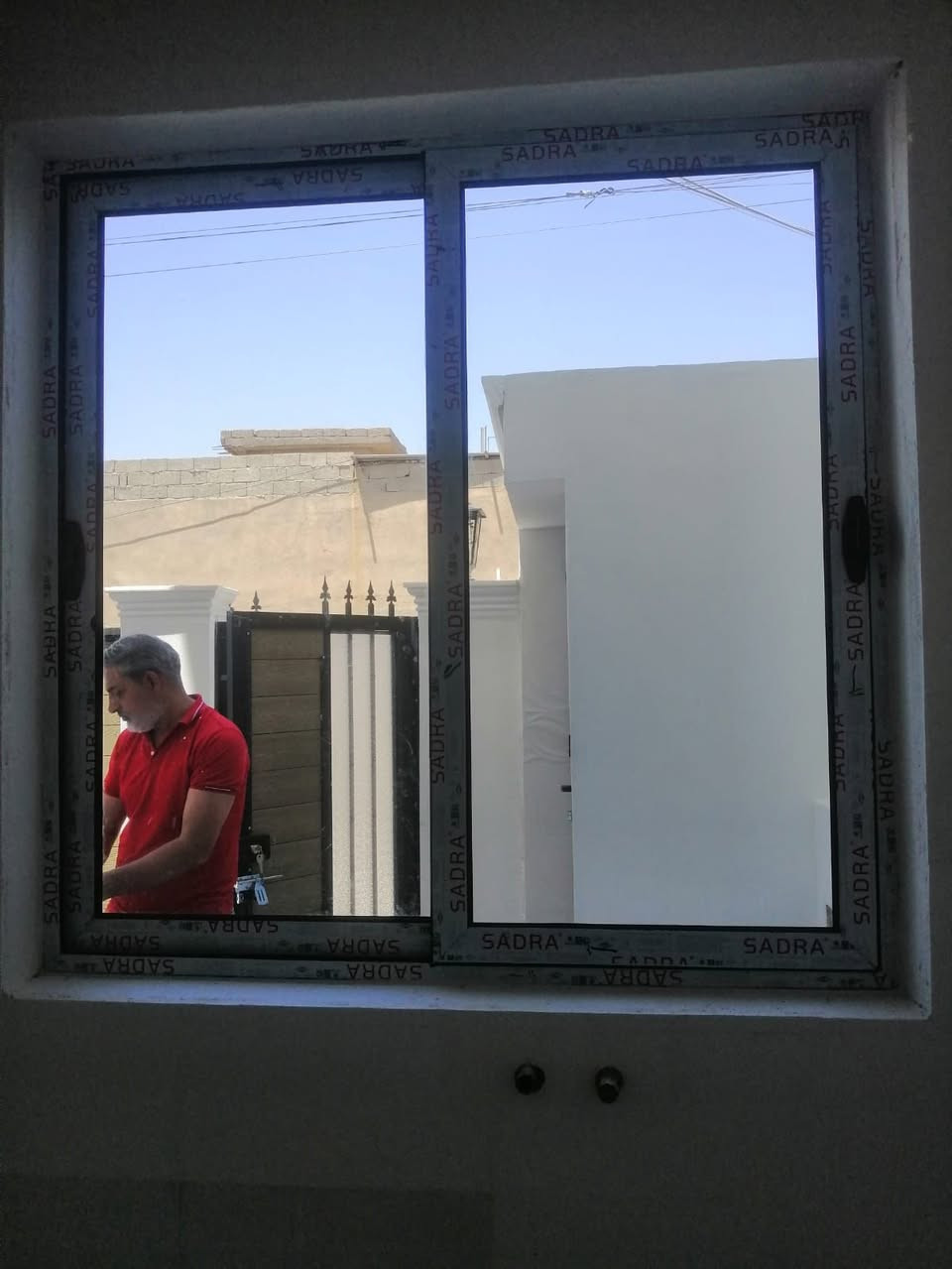 للبيع دار زيرو مساحة 103م واجهة 6.25م طابقين فول مواصفات وجودة مواد البناء في حي العسكري بداية السايدين بالقرب من طرشي زمزم 
ط1/ يحتوي على استقبال وهول ومطبخ حار+بارد ومجموعة صحيات وغرفة نوم واحدة 
ط2/ يتكون من غرفتين نوم وهول ومجموعة صحيات 
الطابق الأول معمول بالسقوف المغربية والثاني بالسقوف الثانوية 
السعر 135 مليون مع مجال بسيط للتفاوض مع صاحب العقار 
للاستفسار يرجى مراجعة مكتبنا الكائن في حي الواسطي قرب المواد الغذائية مقابل صيدلية الهدى أو الاتصال بنا على الارقام التالية 
***********
***********
نستقل كافة العروض في بغداد والمحافظات الاخرى
