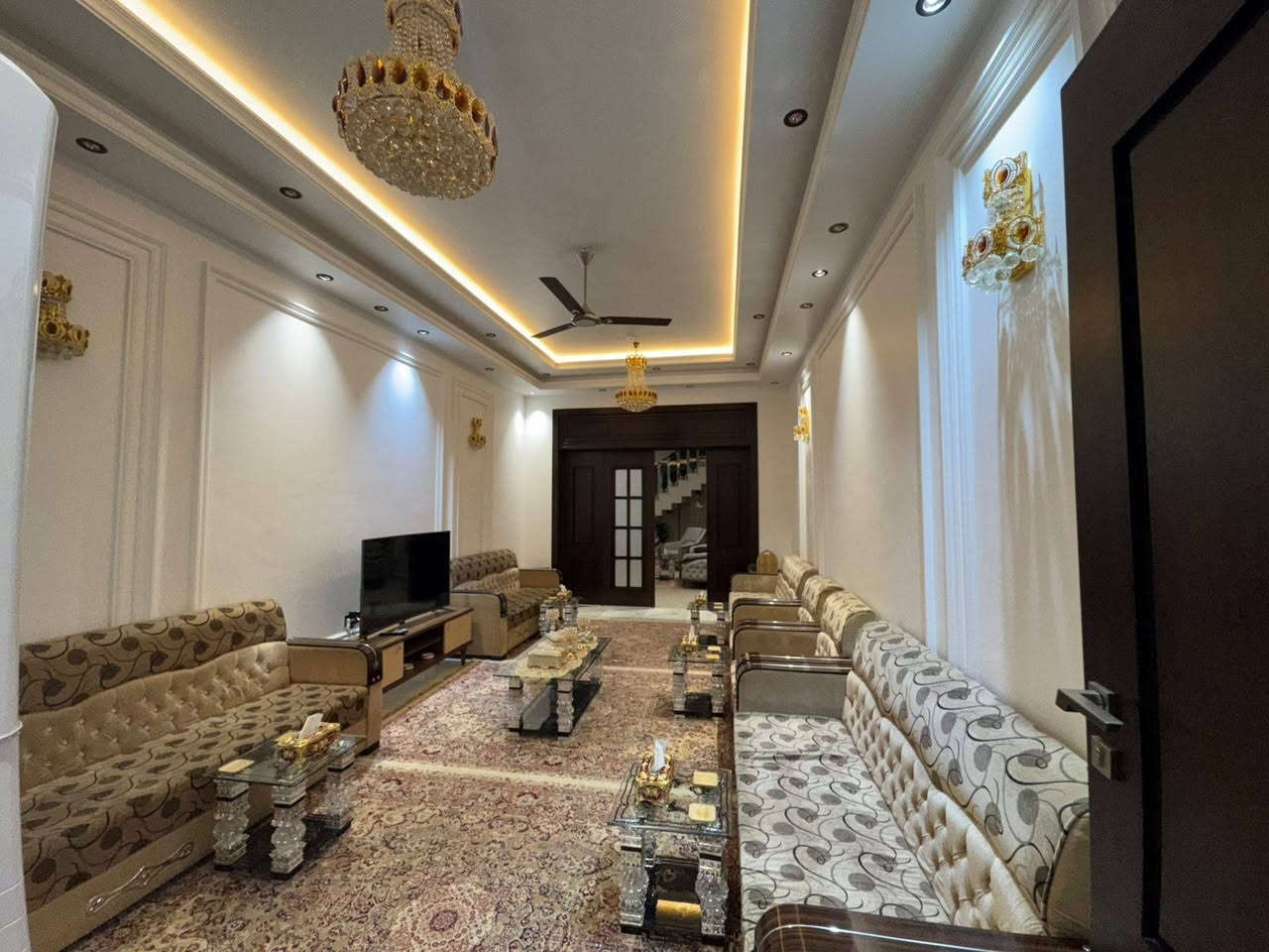 بيت للبيع في حي الأسرة 
المساحة : 425 متر
سنة البناء: 2025
طابقين 

مكتب العقاريون 
للأستفسار: ***********
