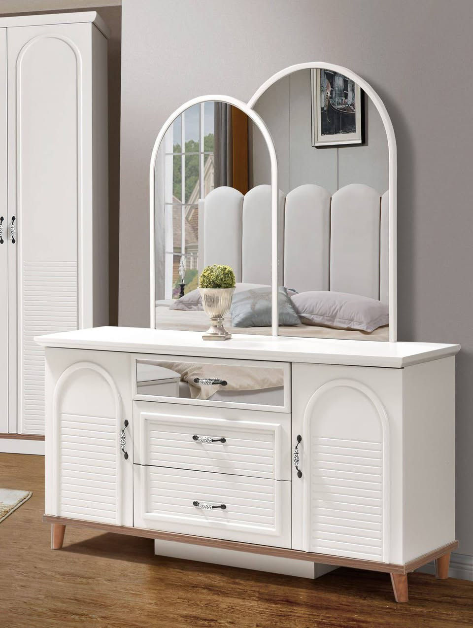 غرفة النوم… مو مجرد غرفة، هذا إحساس فخامة 👇
كنتور 340 سم يعطيك حضور قوي
فول هايدروليك… فتحه ناعمة بدون أي صوت
صبغ حراري ثابت… يبقى سنين بدون ما يتغير
خشب 18 ملم… متانة تعيش وياك
إنارة بالراس العالي + مراية التواليت… تفاصيل تبرز جمالك
شغل راقي بكل معنى الكلمة 

📞 للحجز والطلب:
1️⃣ مراسلة الصفحة
2️⃣ الاتصال بنا على : ***********-*********** 
3️⃣ زيارة معرضنا 
📍 العنوان : مدخل كوت - بغداد 
📍قرب محطة وقود الرواجح
