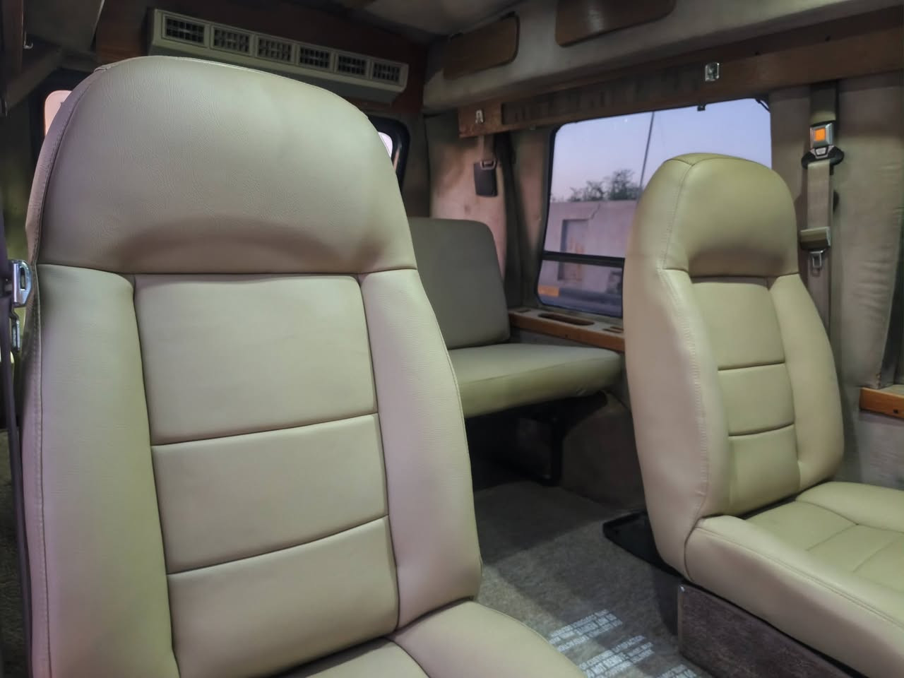 للبيع:
شوفرليرت 
شوفر
شفرليت
شفروليت
شيفروليه G20 Van Explorer موديل 1995
اخت ال جمسي فاندورا
المعروفه ب ساندي بيل 

أمريكي أصيل… نادرة… وسيارة مو مال أي واحد

للبيع Chevrolet G20 Van Explorer موديل 1995، واللي يعرف هذا النوع من السيارات يعرف زين شنو معناها، ويعرف شكد صار صعب تلقى وحدة نظيفة، كاملة، ومعتنى بيها بهالشكل.

هذه مو سيارة عادية حتى تنباع بسعر سيارة والسلام…
هذه فان أمريكي أصيل، قطعة من زمن السيارات الحقيقية، زمن الهيبة، الراحة، والفخامة اللي هسه قليل تلقى مثلها.

السيارة باختصار:

سيارة نادرة جدًا، عليها إدامة كاملة ومصروف عليها صرف كبير ومحترم، لأن بصراحة هذا النوع ما ينوخذ إلا من شخص يعرف قيمته ويحافظ عليه، والحمد لله كانت دائمًا بأيدٍ تقدرها وتعتني بيها مثل ما تستحق.

المواصفات:

- الموديل: 1995
- النوع: Chevrolet G20 Van Explorer
- المحرك: 5700 سي سي
- المكينة: 350 المشهورة
- الگير: أوتوماتيك 700
- التبريد: ثلج  ❄️❄️❄️
  أمامي + خلفي (فريزرين)

وضع السيارة:

- الحمد لله السيارة ما تشكو من أي عطلات
- جاهزة وتوكل
- كل شيء بيها تقريبًا على وضع البلادي
- سيارة تدخل داخلها، ترجع بيك 30 سنة لورا… لزمن السيارات الأمريكية الأصيلة، لزمن الفخامة والبساطة والقوة بنفس الوقت 🥸

بخصوص الصبغ:

بسبب عمر الصبغ وبعض الزلغات وجراد السقف ، تم صبغ السيارة كامل عند الفنان المبدع حسين معيبر ⭐
والشغل مرتب ويليق بسيارة بهذا المستوى.

ليش هذه السيارة مميزة؟

لأنها من النوع اللي بعده يحافظ على روح السيارة الحقيقية:

- مكينة معروفة وقوية ومجربة
- قير معروف واعتمادي
- بدون تعقيدات مزعجة
- لا كمبيوترات تخوف
- لا تكنولوجيا زايدة
- لا وجع راس السيارات الحديثة
  فقط سيارة أمريكية محترمة، قوية، مريحة، وعندها حضور وهيبة بالطريق.

🎄🎄🎄🎄سياره مال سفرات جميله جدا متعه ما تلاقيها بغير سياره 
الكرسي الكشن الكبير الخلفي تقلبه يصير  سرير يكفي لثلاث اشخاص 

إضافات مهمة:

- التايرات تخم
- السيارة والسنوية باسمي
- وعند الشراء إن شاء الله عقد مروري وتحويل مباشر

---

تنويه مهم جدًا:

هذه السيارة مو موجهة للّي يدور أرخص شيء بالسوق
هذه للّي يعرف قيمة الـ G20 Explorer، ويعرف شنو يعني تلقى سيارة بهالعمر وبهذا المستوى من النظافة والاهتمام.

أنا أعرف زين شنو أبيع، والناس اللي تحب هذا النوع من السيارات وتفهم بيه راح تعرف قيمة السيارة من أول نظرة.

إذا حضرتك تشوفها غالية، الله يرزقك بأحسن منها وأرخص، وكل الاحترام إلك 🌹
أما إذا كنت جاد وتعرف قيمة السيارة، فـ أهلاً وسهلاً بيك و مليون  مرحبا 💚

💲 130 ورقه و مجالها جد بسيط 

☎️📞 

***********
