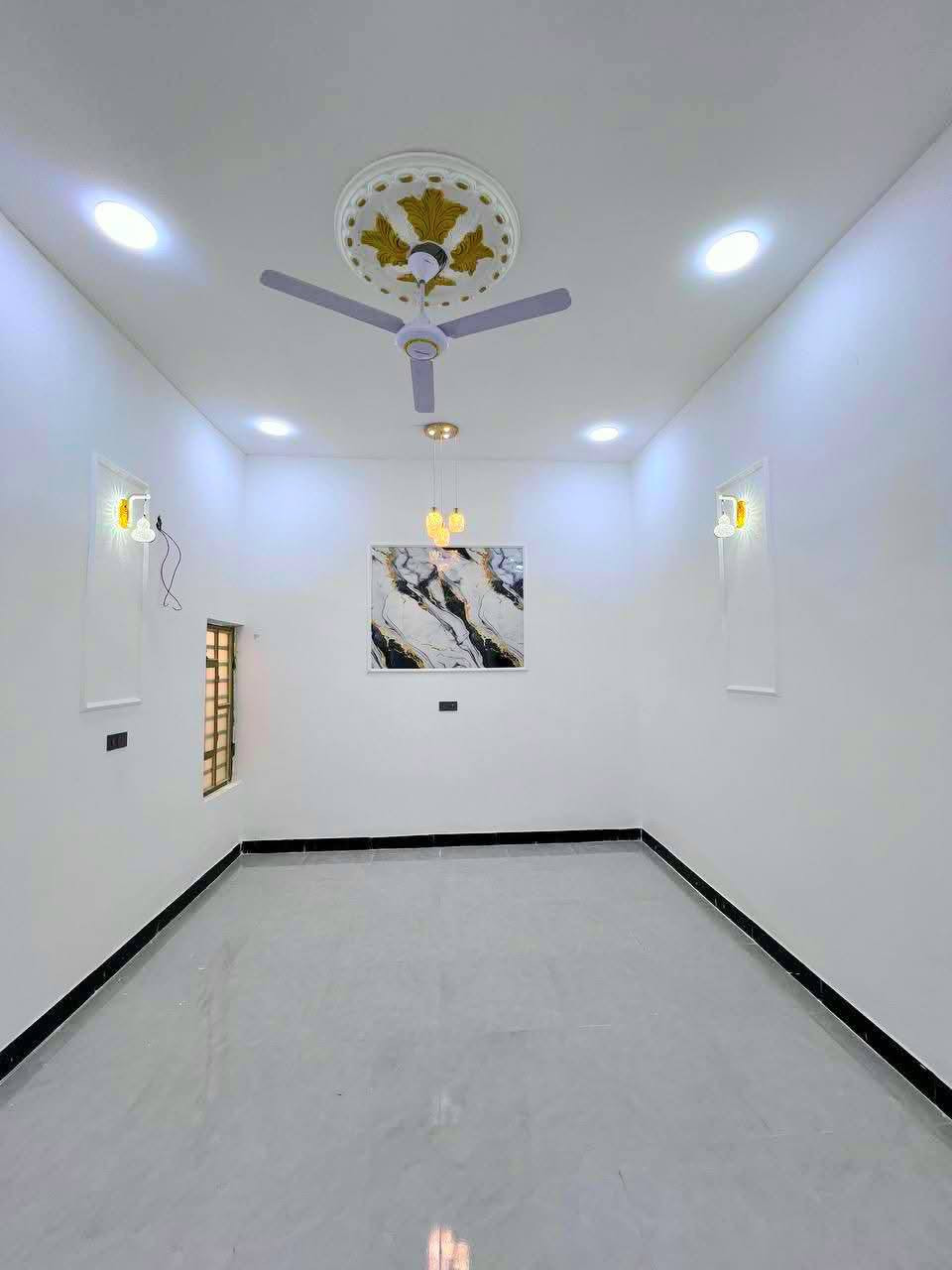 #اسعد_الله_أوقاتكم_بكل_خير
***********
دار سكن للبيع ⛪️ 

#مساحة البيت 200 متر  بناء حديث بعده بل جيس

#يحتوي البيت على  غرف منام 3
و ديوان 
و صالات عدد 2
و مطبخ 
و صحيات داخلي و خارجي 
بيت كلش مرتب 
كراج 
حديقه
كافه الخدمات متوفره 

#جنس_العقار :: طابو صرف زراعي بأسم عراقي سند ٢٥ 
 🛣️
#العنوان  / بصره ابو الخصيب كوت ثويني مقابيل صناعية حمدان 

سعر  بيت 130مليون  و بي مجال 
فارق جاهز للسكن تستلم بيتك عند المكتبة مباشر 
#للاستفسار الاتصال على الهاتف 📞📳
📳    ***********
