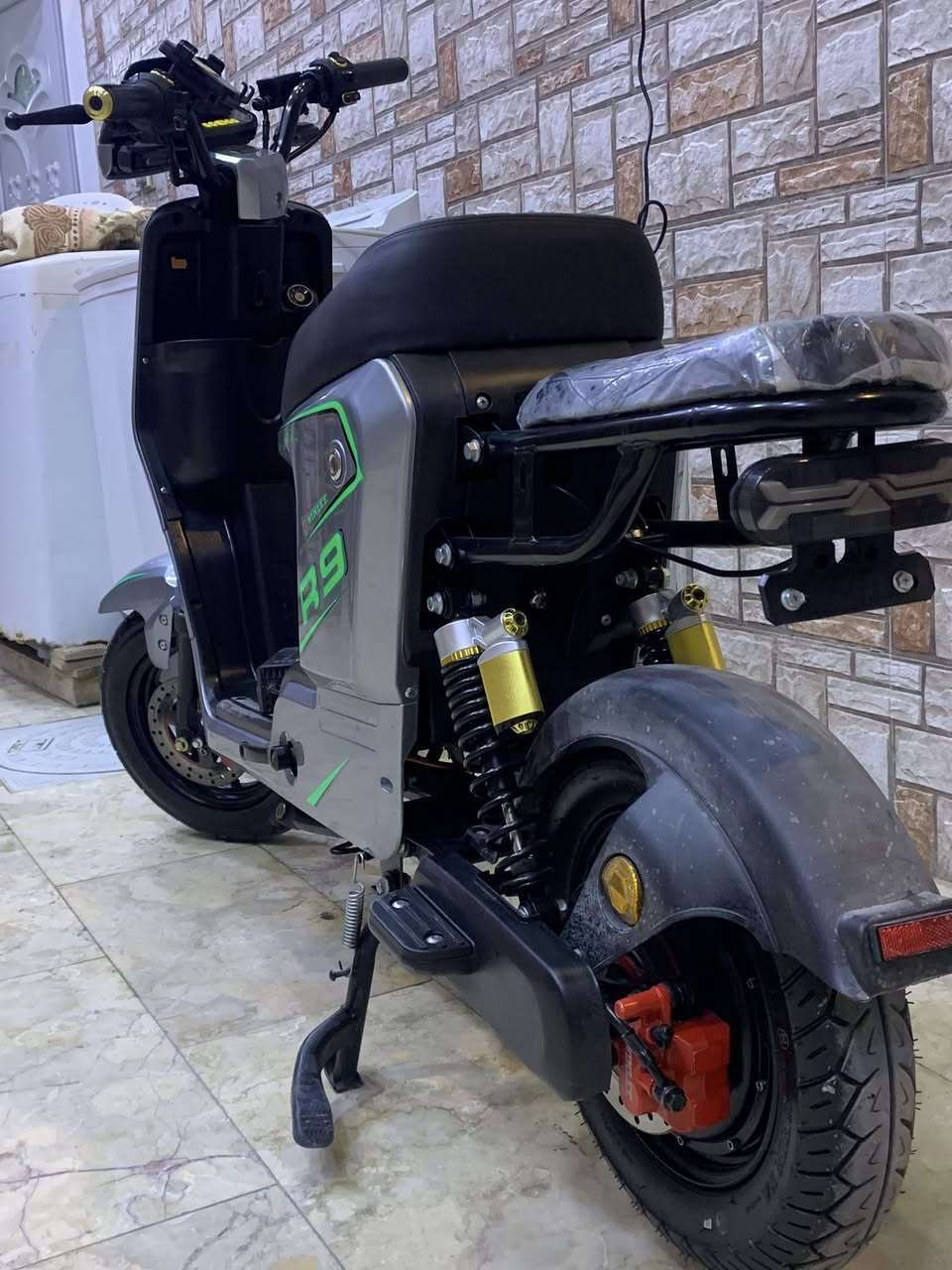 السلام عليكم مراوس فقط R9 ونلي الاصلي الدراجه كله شغاله غراضه كامله كفات ومري وتجيه خلفيه وسله بطاريات 32 كارت تشغيل ثنين سويجات ثنين وبصمه مرواس R11 أو R12 مكاني البصره الحيانيه رقمي *********** متواجد واتساب
