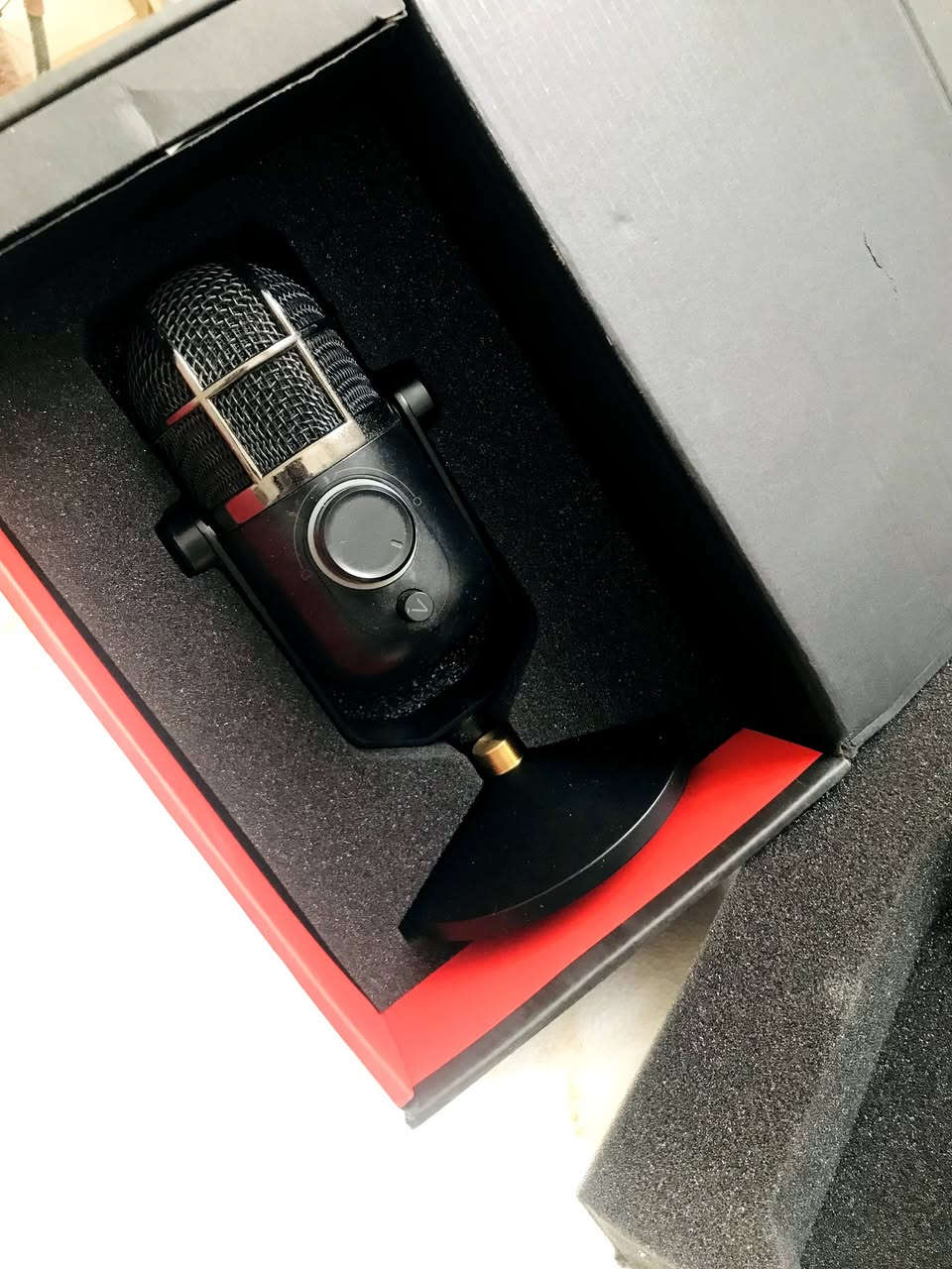 🚀 للبيع: باكج جيمنج وصناعة محتوى متكامل (Full     Studio Setup) 🚀
​تجميعة قوية، نظيفة جداً، وجاهزة لكل شي (ألعاب، مونتاج، بث مباشر، دراسة).
​1️⃣ مواصفات الحاسبة (PC):
​المعالج: Intel Core i7-8700 (أداء مستقر وقوي).
​كارت الشاشة: NVIDIA RTX 2060 (يدعم تقنيات Ray Tracing).
​الرام: 16GB.
​التخزين: SSD 240GB للنظام + HDD 1TB للملفات.
​المذربورد: Gigabyte H370 HD3.
​الباور سبلاي: 700W.
​الكيس: Thermaltake بتبريد ممتاز.
​2️⃣ الشاشة (Monitor):
​LG 24-inch IPS FHD (ألوان حقيقية وزوايا رؤية ممتازة).
​3️⃣ المايكروفون الاحترافي (Microphone):
​Thronmax MDrill Dome بكرتونته ونظافة 100% (مناسب جداً للبث المباشر والتسجيل الصوتي بجودة عالية).
​4️⃣ الـ UPS (هدية):
​نوع ZEUS 1500 (يحتاج فقط تبديل بطارية لحماية جهازك من انقطاع الكهرباء).
​📦 ملاحظة: جميع كراتين القطع الأصلية موجودة ومعتني بيها.
💰 السعر للباكج كامل: 650 ألف دينار فقط.
📍 المكان: (ديالى - بعقوبة )


**إذا كنت صاحب هذا الإعلان وتريد حذفه لأي سبب، رجاءا أرسل رسالة إلى الدعم الفني**