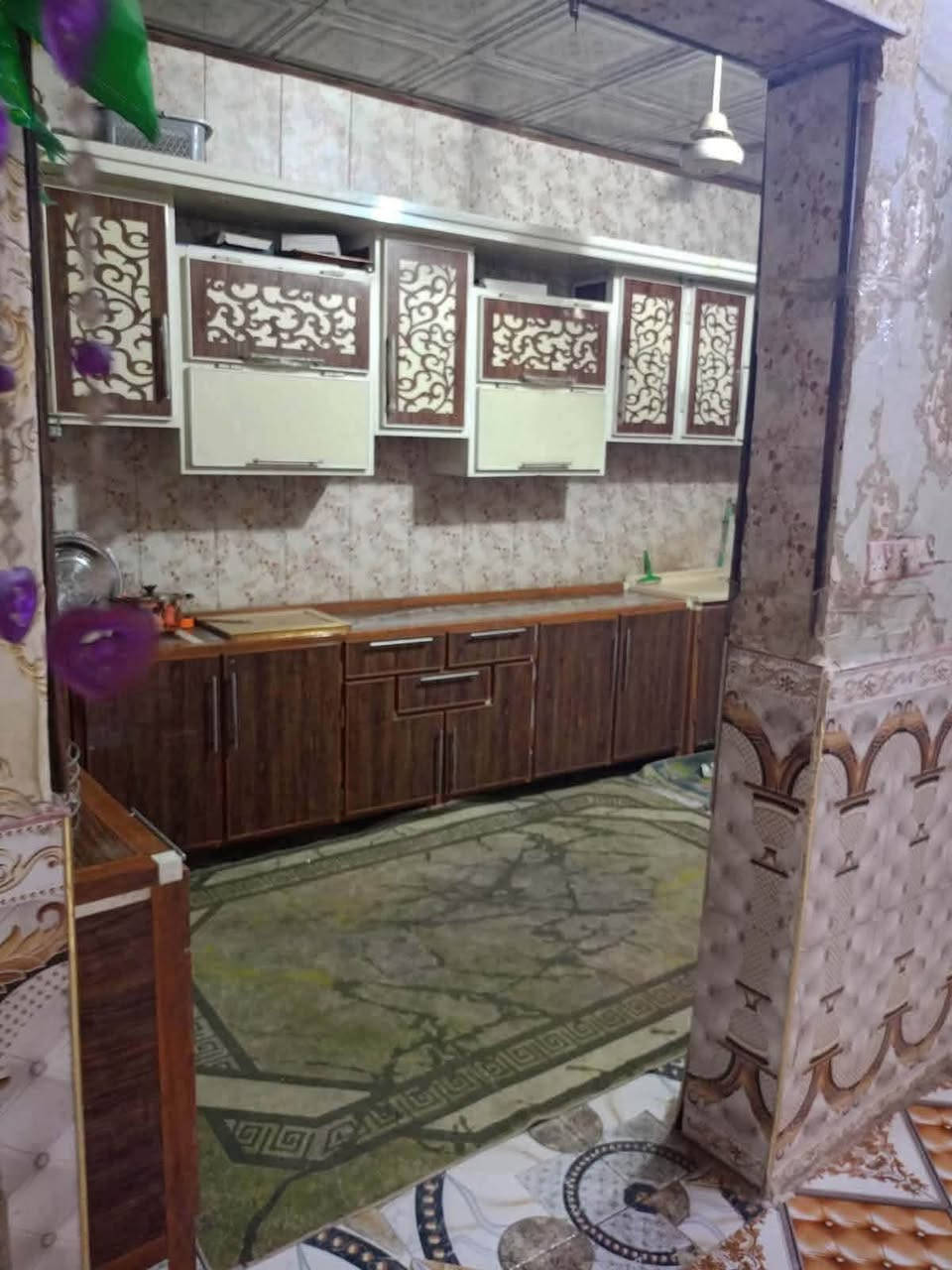 � بيت للبيع في الناصرية – منطقة الزعيلات / صوب الشامية

فرصة مميزة لامتلاك بيت جاهز للسكن، يقع في منطقة الزعيلات صوب الشامية، بالقرب من طريق يا حسين ويبعد عنه حوالي 150 متر، كما يقع بالقرب من مجسر الإسكان.

مواصفات البيت:

* ✅ جميع الخدمات متوفرة: ماء، كهرباء، مجاري.
* ✅ المنطقة مخدومة بالكامل: تبليط، أرصفة، مدارس، وأسواق.
* ✅ واجهة (طارمة) بعرض 3.5 متر.
* ✅ يتكون من:
    * غرفتي نوم كبيرتين.
    * صالة.
    * ديوانية.
    * مطبخ.
    * حمام داخلي وآخر خارجي.
* ✅ سنة البناء: 2017.
* ✅ نوع البناء: بتلو، شيش كونكريت صب، بناء بلوك  عكادة، طابوق، وسطح شتايكر.
* ✅ البيت جاهز للسكن بالكامل، ولا يحتاج أي أعمال إضافية.

💰 السعر: 63 مليون دينار، قابل للتفاوض.

📞 للاستفسار أو تحديد موعد للمعاينة، يرجى التواصل على الخاص ***********
