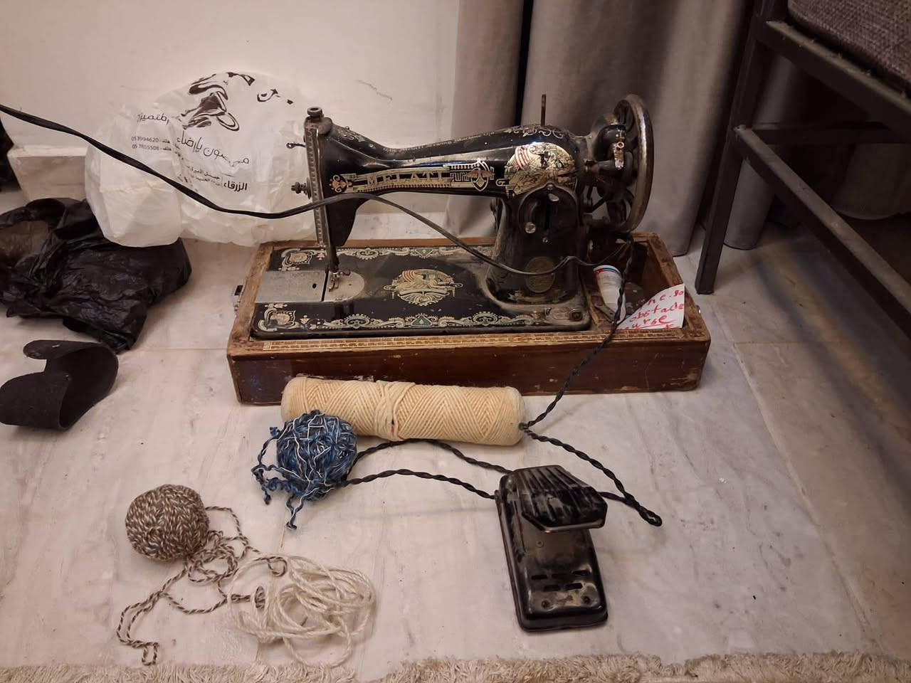 ✨ ماكينة خياطة قديمة أصلية – سنجر (Singer) ✨
ماكينة خياطة كلاسيكية عتيقة من شركة سنجر العالمية، تصميم معدني قوي بلون أسود مع زخارف ذهبية فخمة تعطيها طابع تراثي مميز.
🔹 تعمل على موتور كهرباء مع دواسة قدم
🔹 بحالة جيدة وتعمل بشكل ممتاز
🔹 مناسبة للخياطة المنزلية والأقمشة المتوسطة
🔹 مصنوعة من حديد ثقيل عالي الجودة (تحمل عالي)
🔹 الموديل من الفئة الكلاسيكية (قريبة من موديل 15 الشهير)
🔹 يعود تصنيع هذا النوع تقريبًا للفترة بين 1920 – 1950
🔹 هذا الموديل يعتبر من أكثر ماكينات سنجر انتشارًا وقوة واستمر إنتاجه لأكثر من 100 سنة �
singersewinginfo.co.uk +1
📦 المرفقات:
✔ إبر الماكينة الأصلية داخل العلبة
✔ خيوط كما هو ظاهر بالصورة + خيوط إضافية
💡 مناسبة للاستخدام أو للديكور (قطعة تراثية مميزة)
💰 السعر: مناسب جدًا


**إذا كنت صاحب هذا الإعلان وتريد حذفه لأي سبب، رجاءا أرسل رسالة إلى الدعم الفني**