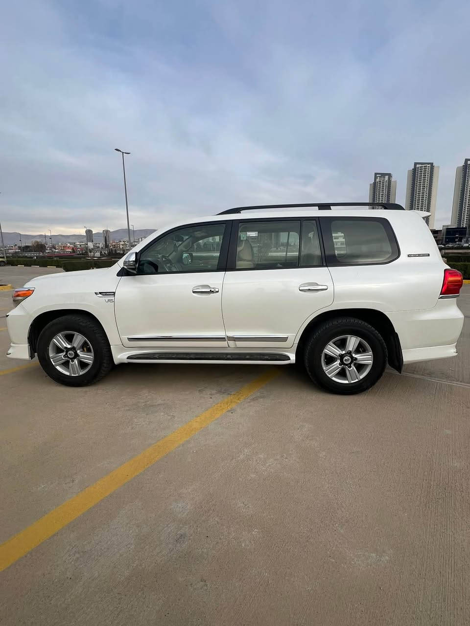 وه نه وشه ٢٠١٣ مانگي ٥ جيهان 
٨٩ هه زاري حه قيقي ڕۆشتوە 
بە شە رتی ١٠ فە حس برغوي بانه درابێت
سە یارەکە هی مالی خومانە سە نە وی ڕەقە م تازە یە
تا٢٠٣٠ بە ناوی خۆمانە وە یە
شه غال تايه ي لۆک لۆک سپێر دانە گیراوە 
قه تره بۆیاخی نیە 
*********** سلیمانی السليمانية, العراق
