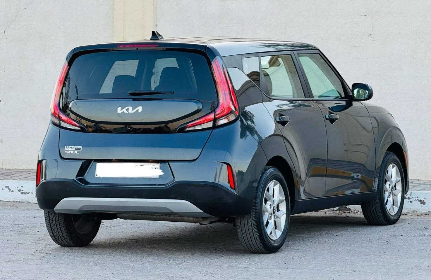 كيا صول 2023
رقم بغداد
بيها قطعتين تبديل و قطعه كلير
محرك 2000 دوش
كير و محرك مكفولات 
السياره جاهزه ما بيها شي
السعر 135
***********
